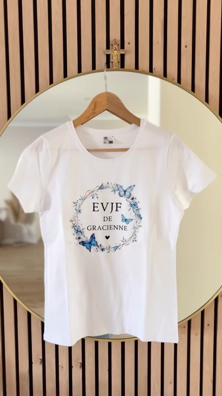 ✨ Créer un t-shirt EVJF, ce n’est pas juste imprimer un design.
C’est créer un souvenir que toute une team va porter, partager et garder 💛
Aujourd’hui :
un modèle avec cercle et papillons 🦋
personnalisé pour une future mariée 👰
Prénoms, date, message…
chaque détail est pensé pour correspondre à VOTRE EVJF.
Parce qu’aucun EVJF ne devrait ressembler à un autre.
⸻
💬 Vous êtes plutôt :
👉 design minimaliste
👉 ou full personnalisé ?
———-
👚 Flocage t-shirts & objets personnalisés�🧢 Casquettes • mugs • sacs�👰 EVJF • EVG • événements�📍 Narbonne | 📦 France
#xtool
#xtoolspring
#mariage
#evjf💃🏼🎉👯👰🏼