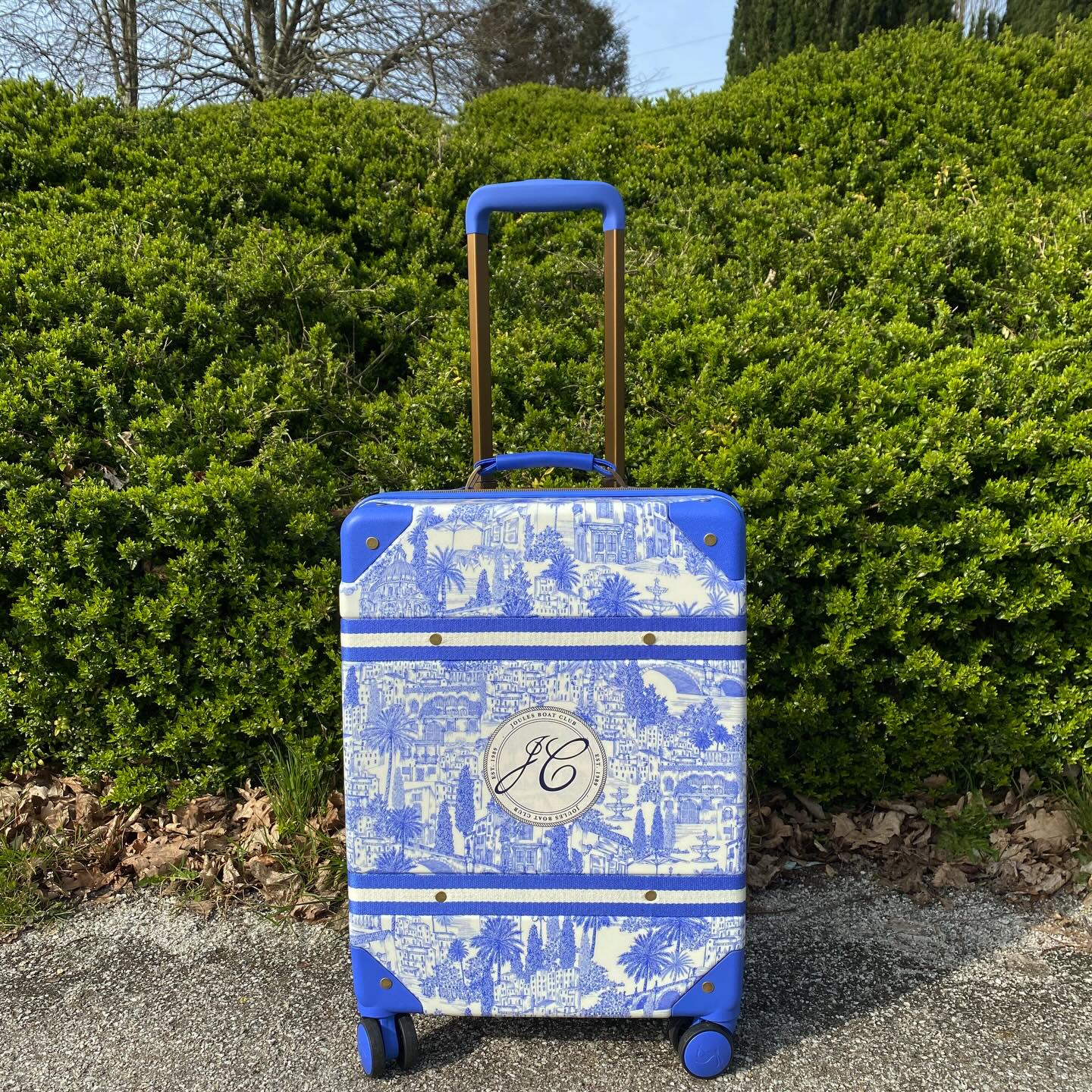 The sun is shining this week ☀️ what better time to use the NEW Joules City Toile Cabin 🧳
Made for spontaneous getaways and sun-soaked weekends, it’s your go-to for travelling in effortless style 💙✨
#WeekendReady #Luggage #TravelinStyle #SunnyEscapes #Newin