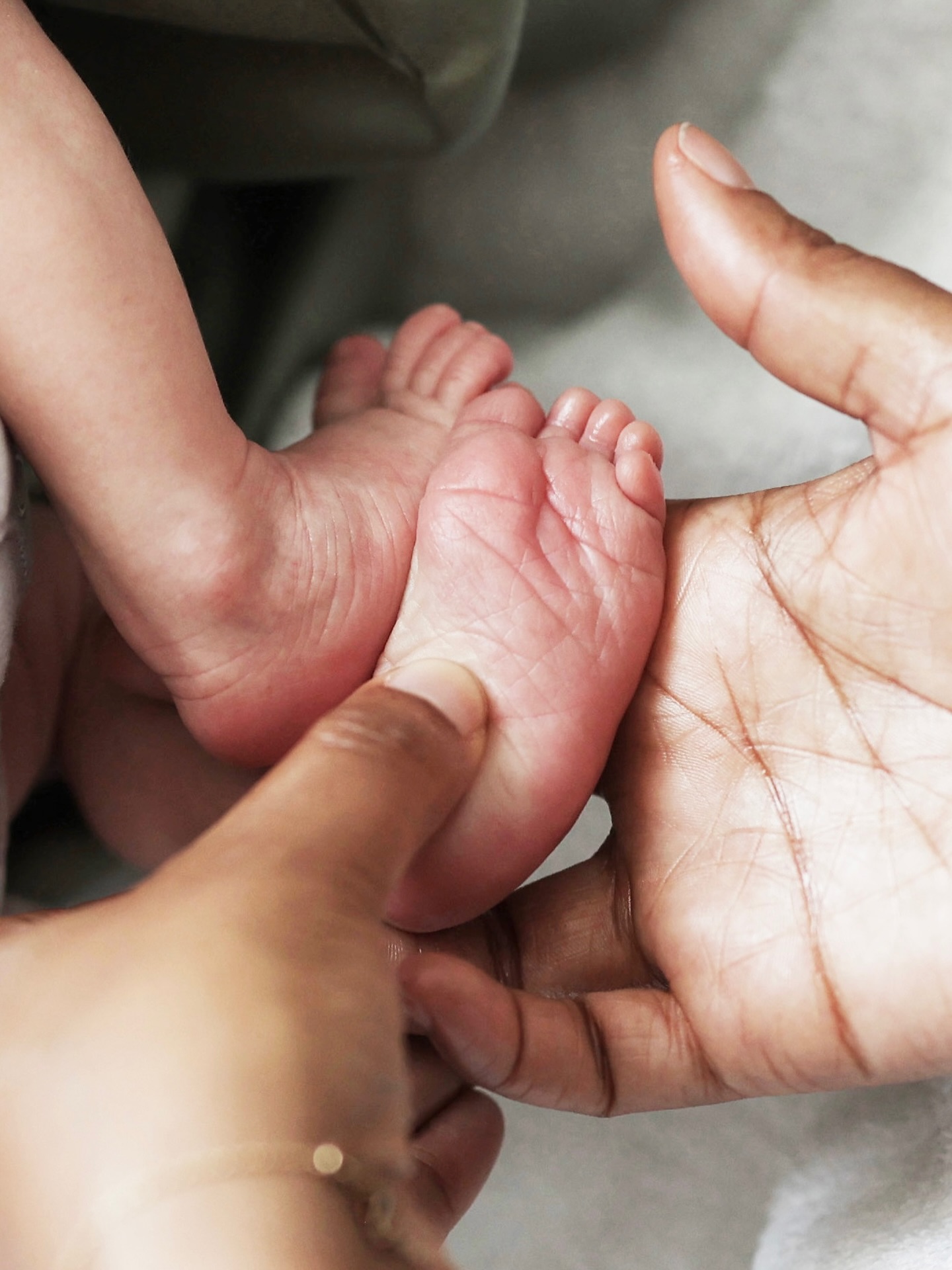 💫 Apaise le ventre de ton bébé grâce à la réflexologie plantaire !
Sur cette photo, ma main vient stimuler une zone clé du pied de bébé : celle de l’intestin grêle. Une zone précieuse pour soutenir un transit parfois encore immature… et accompagner en douceur les petits inconforts digestifs.
En réflexologie plantaire, plusieurs zones peuvent être mobilisées pour aider à réguler le transit :
✨ L’intestin grêle
Situé au centre de la voûte plantaire, il joue un rôle essentiel dans la digestion et l’assimilation. Le stimuler aide à relancer un transit un peu lent et à diminuer les inconforts.
✨ Le côlon
Il dessine un cadre autour de l’intestin grêle sur le pied. En le massant dans le sens des aiguilles d’une montre, on accompagne le mouvement naturel des selles.
✨ Le foie
Localisé sous le pied droit, il soutient la digestion des graisses et participe à l’élimination des toxines. Sa stimulation peut être intéressante en cas de digestion difficile.
✨ Le diaphragme
Zone transversale au milieu du pied, elle est étroitement liée à la respiration et aux tensions. La détendre permet souvent de libérer des blocages digestifs liés au stress ou à l’inconfort.
🌸 Quelques minutes suffisent, dans un moment calme, avec une pression douce et à l’écoute de bébé.
Comme toujours, on observe, on s’adapte… et on respecte ses signaux.
🌸 Je t’apprends à soulager ton bébé naturellement, rendez-vous en bio!