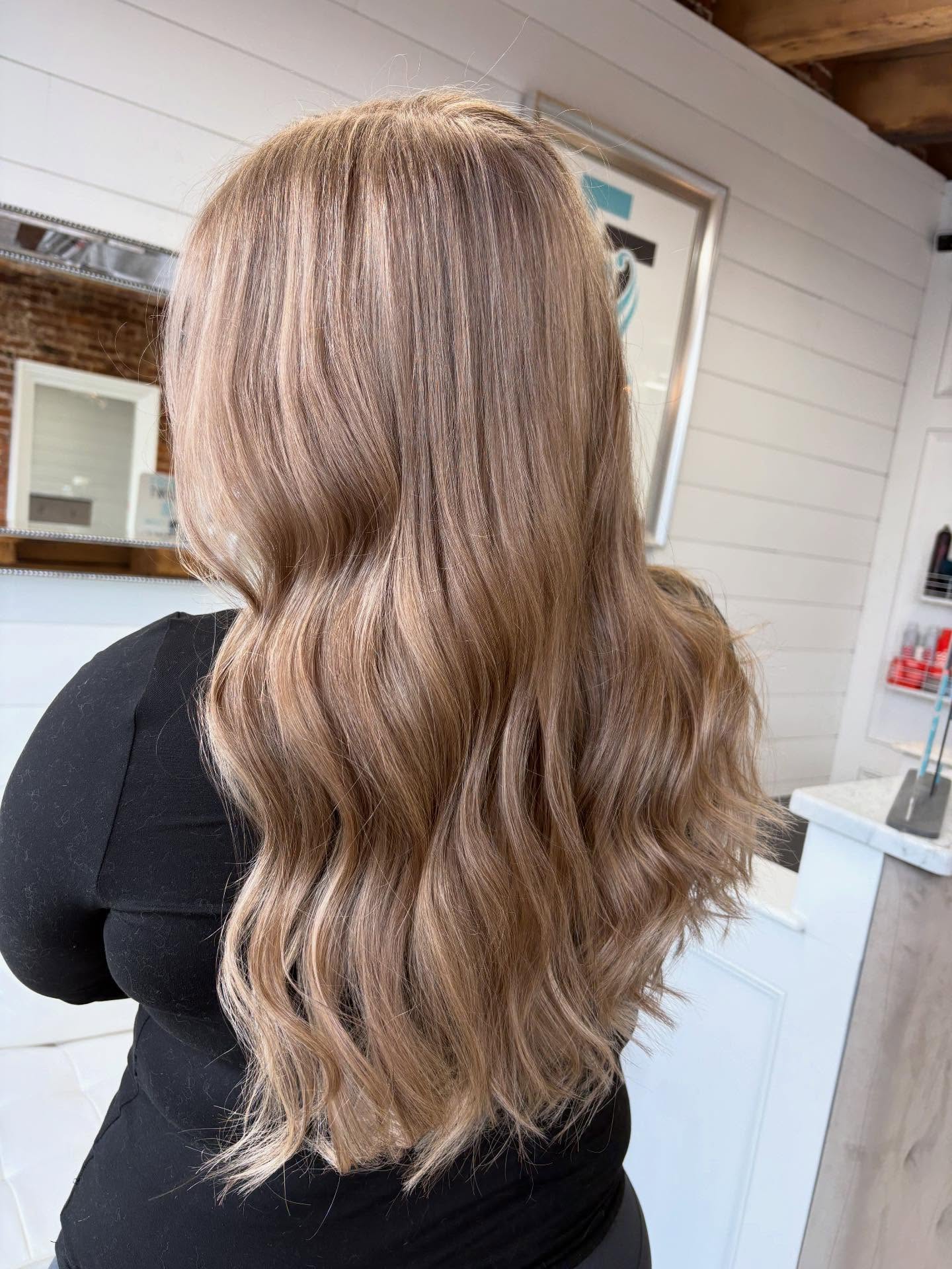 Effortless dimension and a seamless blend ✨
This soft, lived-in color is perfect for guests looking for a natural, low-maintenance finish with beautiful movement
Color by Heather 🤍
📲 Call 978-358-8150 or
🔗 Book online via link in bio
#salonresults #dimensionalcolor #modernblonde #behindthechair #healthyhair