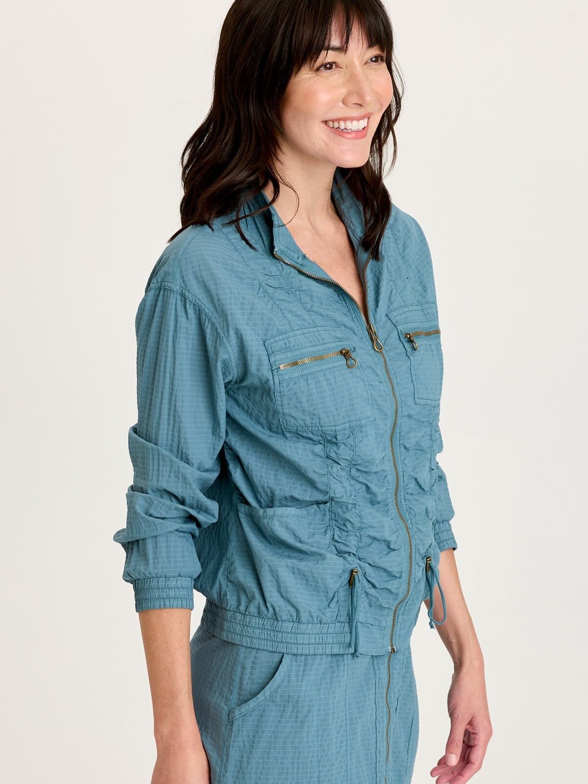 This textured teal line set is SO good. Wear the sporty bomber jacket and cinched leg pants individually or together. Like everything from XCVI, fit and practicality are always on point… so you’ll find pockets everywhere & the ability to cinch in all the right places.
Try this look for spring! 👌