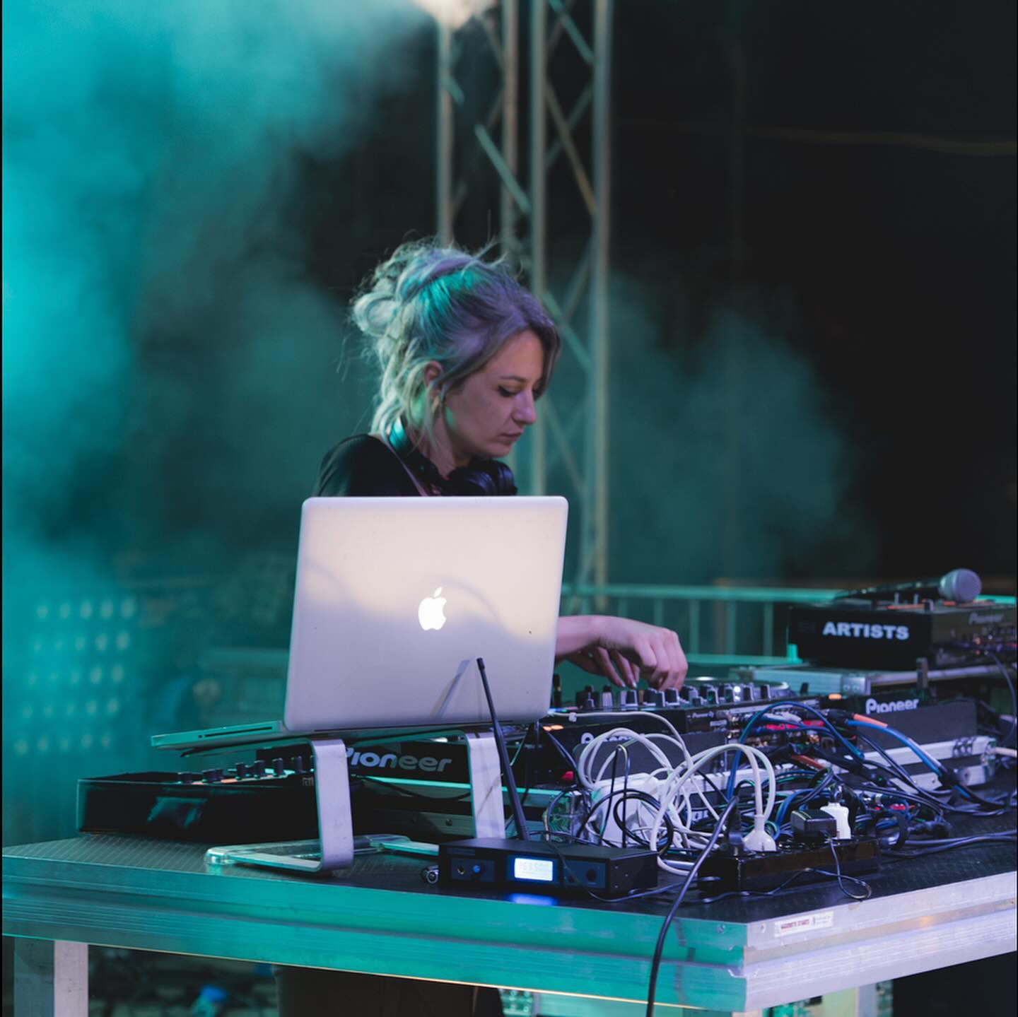 Some more shots from last week’s gigs at @summercrockfest and @ama_music_festival w/ @annabitmusic . It felt good to be on stage again 🌃 thank you @mothecolorist and @summercrockfest for the shots 🙏🏼