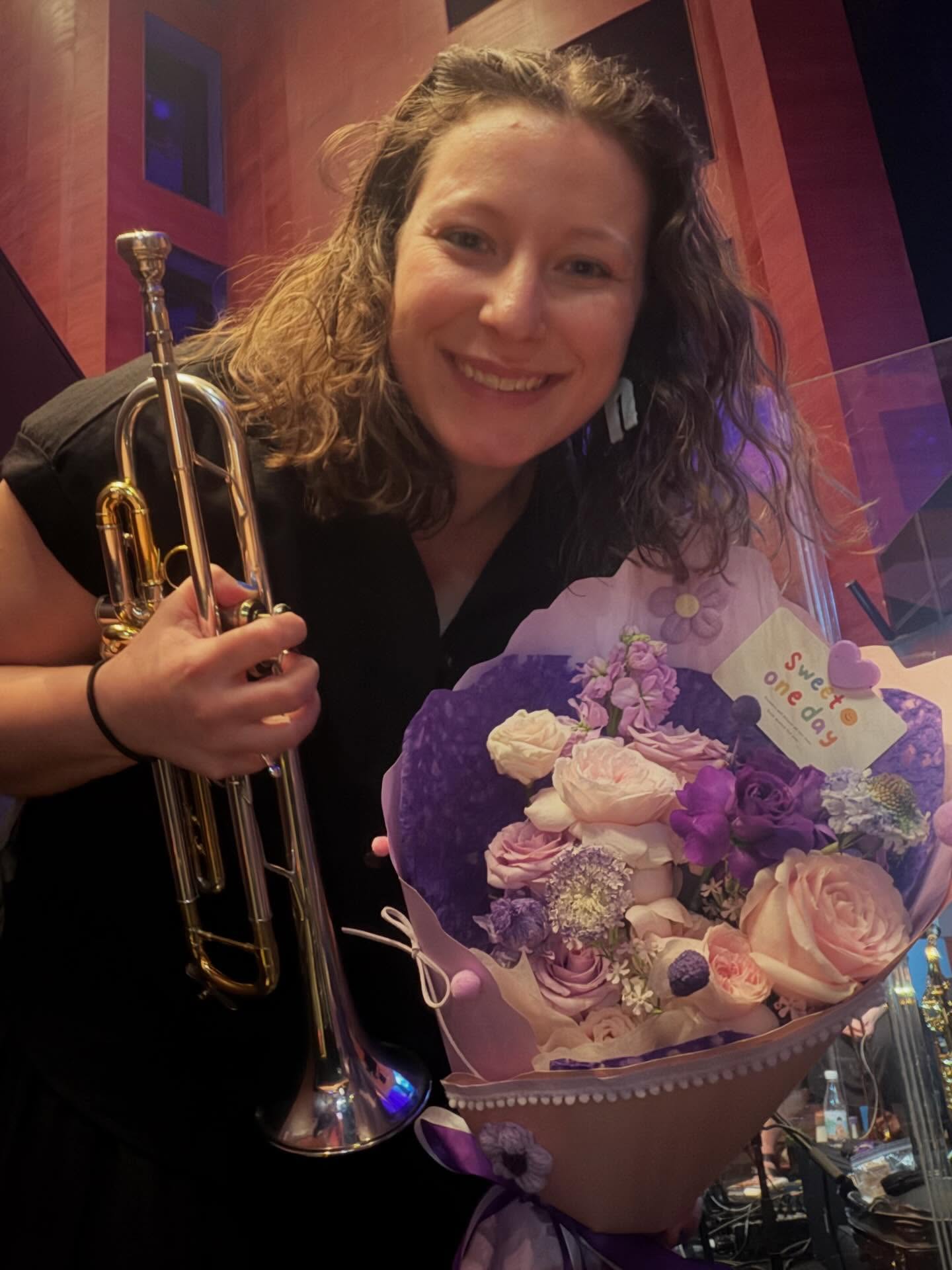 Thank you @wailedeou for the most beautiful flowers 💜 Our @charlieglobaltour fans are incredible and it is so nice to have such a warm welcome to Haikou. 🎺
•
#musicianlife #katesonthemove #charlieandthechocolatefactory #thankyou