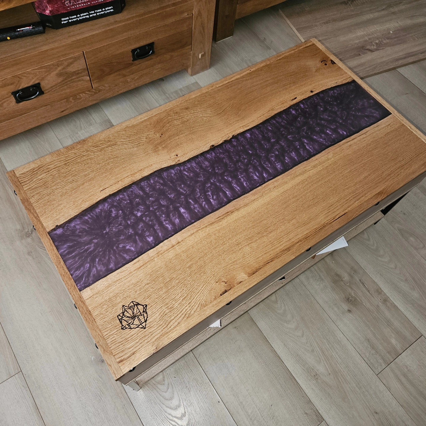 Remplacement du plateau d'une petite table basse.
#woodworking #wood #epoxyart #epoxyresin #artisanatfrancais #autoentrepreneur #lafabricdard #resineprofrance #rivertable