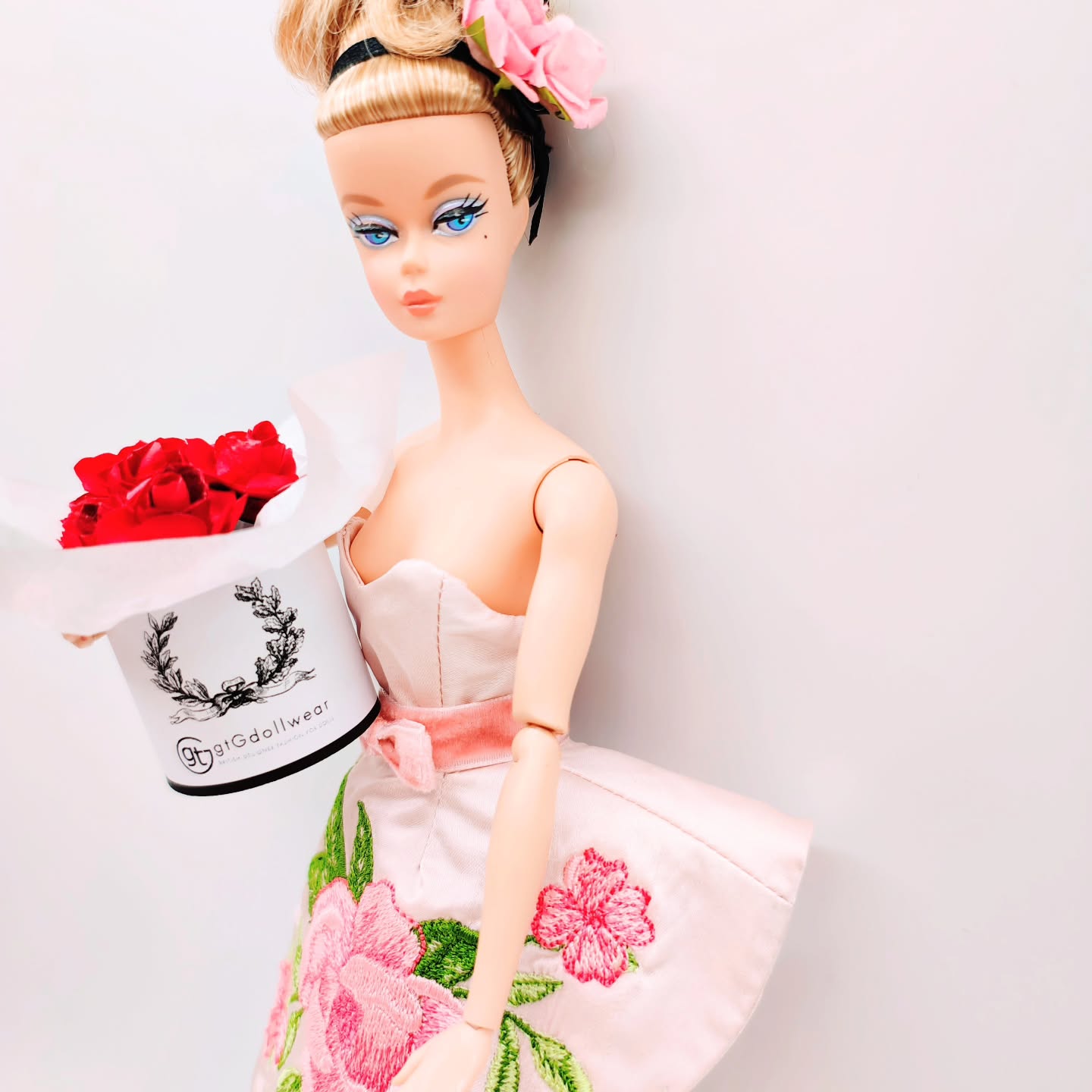 Pink Camellia is tucked inside Subscription Club Box # 4, and she’s unapologetically embroidery‑first.
Every camellia petal is embroidered with clean outlines, controlled density, and dimensional satin work that gives real floral structure at doll scale.
This is the level of craftsmanship that separates true handmade artistry from anything mass‑produced.
#gtGdollwear
#silkstonedoll #barbiesilkstone #silkstonebarbie #barbiesignature