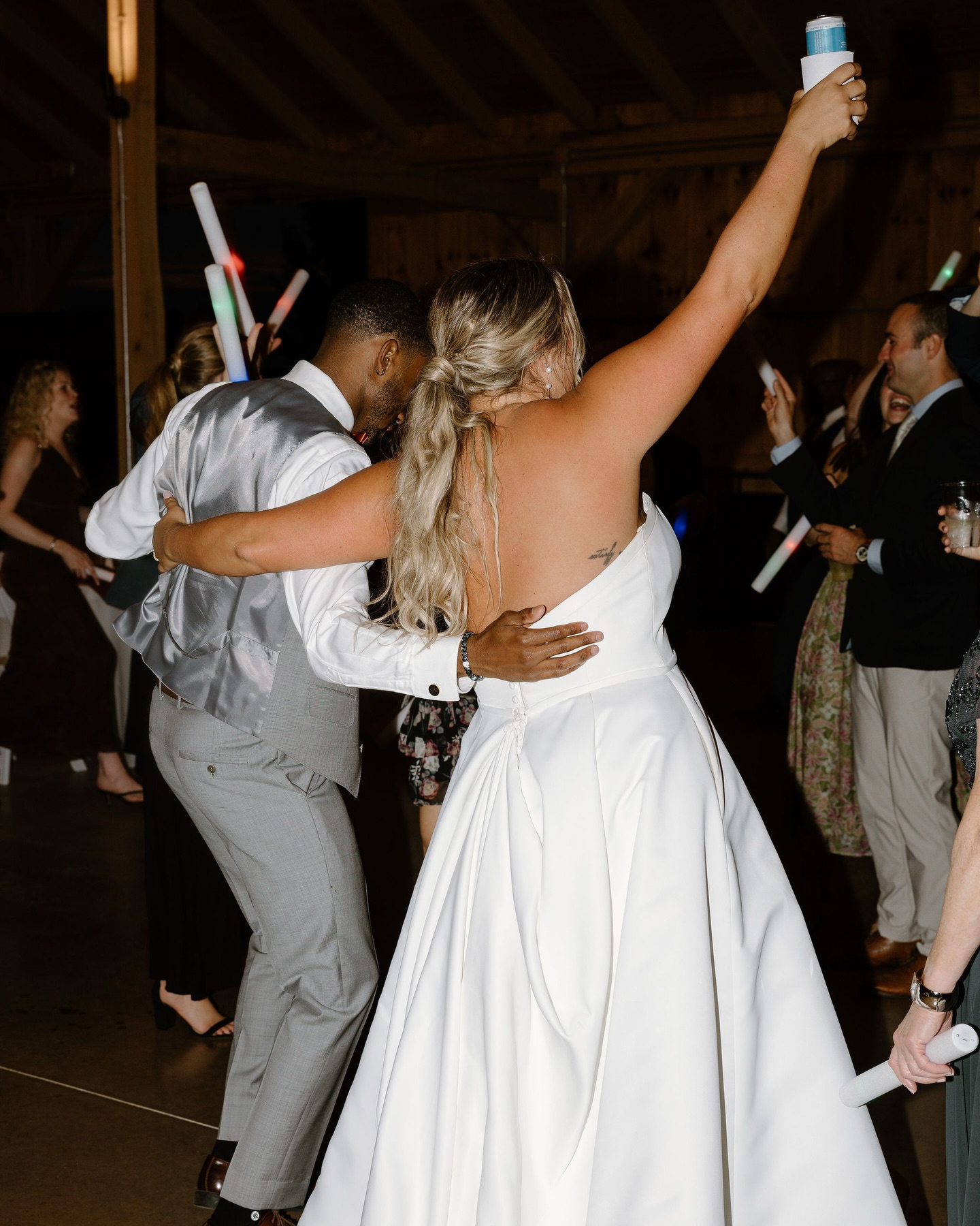 Last song shenanigans! #3WESTweddings | 📸 @apeerphotography | venue: @bortnervalley