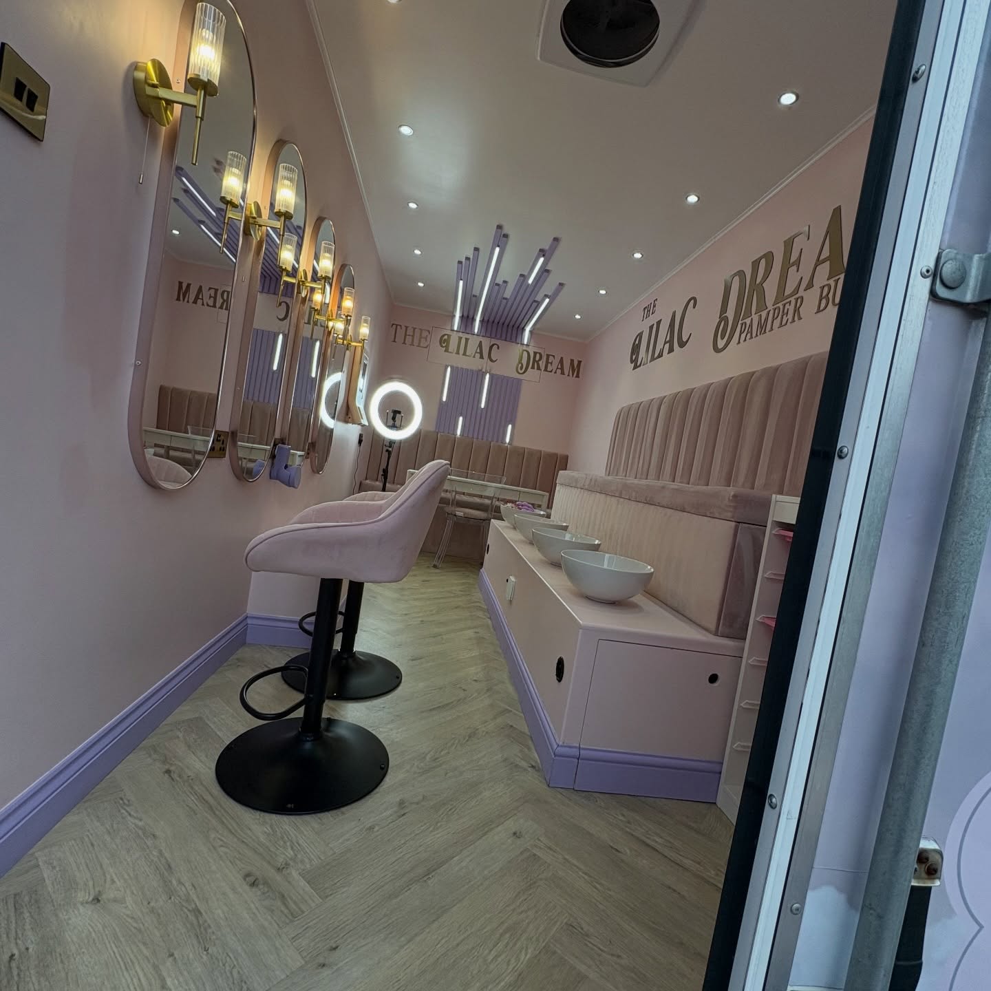 All clean & ready for a weekend of parties ๐๐๐๐ค #thelilacdreampamperbus #manchestermums #liverpoolmums #wirralmums #lancashiremums