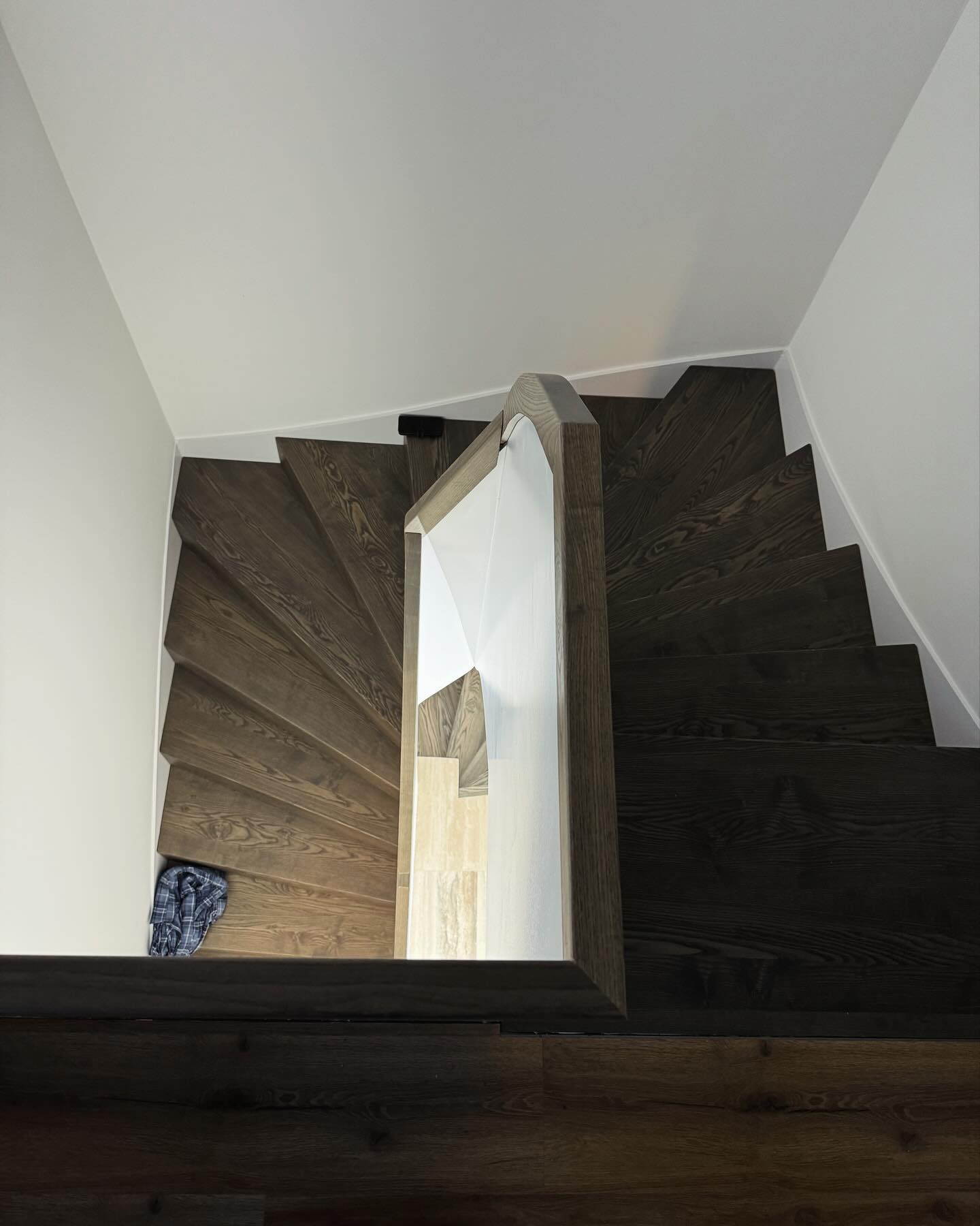 Zusehen ist eine Stahlblechtreppe die mit Dunkel gebeizten Eschestufen und Handläufen veredelt wurde