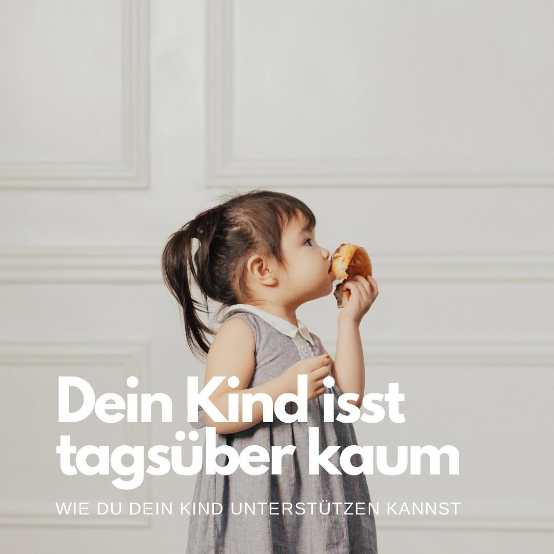 Bei unserem Grosssen war Essen nie ein grosses Thema, er hat von Beginn an fast alles gegessen und ist bis heute 0 wähelerisch was essen angeht.. Er isst am liebsten Früchte und Gemüse und ich muss ihn eher dazu überreden Kohlenhydrate zu Essen.
Der Kleine ist das totale Gegenteil er hat bis fast 2 praktisch nur Reis und Teigwaren gegessen und auch noch heute mit 3 Jahren ist er sehr wählerisch wass Essen angeht und würde sich am Liebsten von Teigwaren und Süssigkeiten ernähren… Ich bin da zum glück mittlerweile meist recht entspannt, manchmal finde ich es allerdings schwierig und es frustriert mich auch ein bissschen.
Gerade bei jüngeren Kinder ist sehr oft das Thema, dass sie durch den Tag wenig essen, in der Nacht viele Flaschen trinken oder häufig gestillt werden, dadurch dann tagsüber wieder weniger Hunger haben und dass führt dann oft zu einem „Teufelskreis“ , der viele Eltern etwas ratlos zurücklässt…
Wenn im Coaching Kinder nachts altersentsprechend noch sehr viel Nahrung zu sich nehmen, ist deshalb immer ein 1. Schritt ein Essprotokoll zu führen, wo wir sehen können wie die Nahrung auf 24 Stunden verteilt ist.. und dann ist der 2. Schritt das wir erstmal tagsüber eine Struktur einführen die dem Kind ermöglicht regelmässig Nahrung zu sich zu nehmen…
▶️Schau dir gerne meine Tipps dazu oben im Post an🤗
Schreib gerne in die Kommentare, wie sind deine Erfahrungen mit dem Thema Essen?