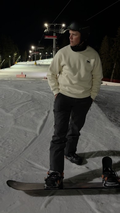Designed in the Cotswolds. 🇬🇧
Worn on the slopes. 🏂
@jake_reynolds19 wears the popular British Columbia Crewneck — timeless comfort for every adventure.
#WolfLondon #JoinThePack #WolfAdventure #BritishStyle