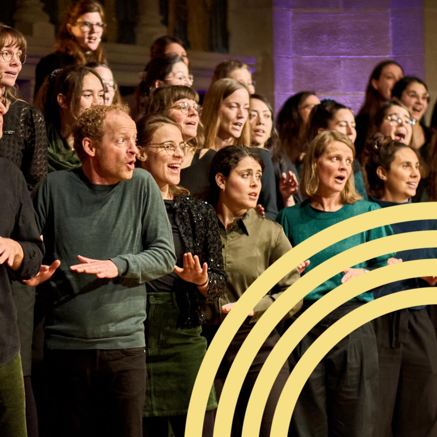 ⭐️❄️Was für ein zauberhaftes Konzertwochenende in der @kulturkirche.paulus! ❄️⭐️
Wir danken allen herzlichst fürs Zuhörenschauen :).
1: bewegter Chor
2: nochmals bewegter Chor
3: still stehender Chor im Tannenfarben-Tenue
4: Dirigent @philippe_rayot
5: ✨Liechtli dürfen nicht fehlen! ✨✨
6: Singen auf der Empore
7: unsere beiden Lieblingsdirigenten @benjamin.rapp und @philippe_rayot <3
8+9: Hanna Girard @straeusel liest das Märchen vom krummen Tannenbäumli 🌲
📸: @madame_macro
#sing #chor #winter #chorbasel #basel #pauluskirche