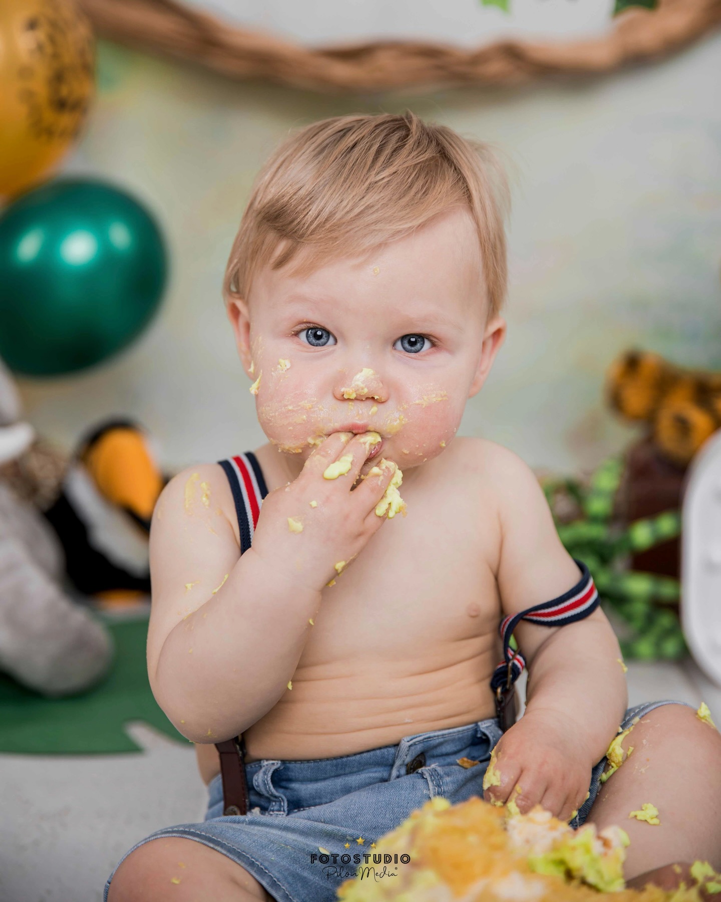 Ik fotografeer nu bijna 7 jaar cakesmash fotoshoots, één van mijn favoriete shoots om te mogen doen en waar ik zo veel plezier en energie uit haal❤️🎂
Het is daarnaast ook een shoot waarin mezelf onderscheid van andere fotografen.
Ik wilde namelijk vanaf het begin af aan iets unieks bieden aan ouders. Een shoot waarbij het niet alleen draait om een ‘paar foto’s met een taart’.
Nee.
Ik wilde het persoonlijk maken. Het volledig laten draaien om de baby en zijn/haar eigen, unieke karakter. Met een origineel thema en een professionele smashtaart als aanvulling om het plaatje compleet te maken.
Dát is wat ik met mijn cakesmash fotoshoots wil bereiken🙏🏻
Ik sluit samen met de ouders de babyfase op een feestelijke en unieke manier af. Met de meest waardevolle foto’s voor later waarbij de persoonlijkheid van je kindje zo mooi naar voren komt.
Dat wil je toch voor altijd bewaren?!🥹
👀
#cakesmash #cakesmashfotograaf #cakesmashfotografie #eersteverjaardag #1jaar
* Deze foto komt trouwens uit 2021🥹😍 Kijk nou @kimmer_ Kleine Pelle!