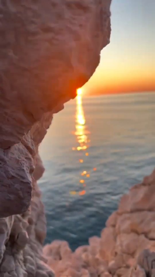 C'è una differenza sottile tra "dormire fuori" e "svegliarsi nel posto giusto"
Noi l'abbiamo pensata così...
Solo quattro camere, un design curato in ogni singolo dettaglio e quell’atmosfera intima che sa di casa, ma con il lusso di non dover pensare a nulla.
Che sia per un weekend romantico o una fuga dalla città, il vostro rifugio nel cuore della riviera del #Conero vi aspetta.
(P.S. Sappiamo quanto sia stressante il traffico in vacanza: il parcheggio riservato a due passi dalla struttura, fuori dalla ZTL, è il nostro regalo per la vostra pace mentale 🤫).
Quale delle nostre camere sarà la vostra prossima casa lontano da casa?
Scopritele tutte cliccando il link in bio. 🔗