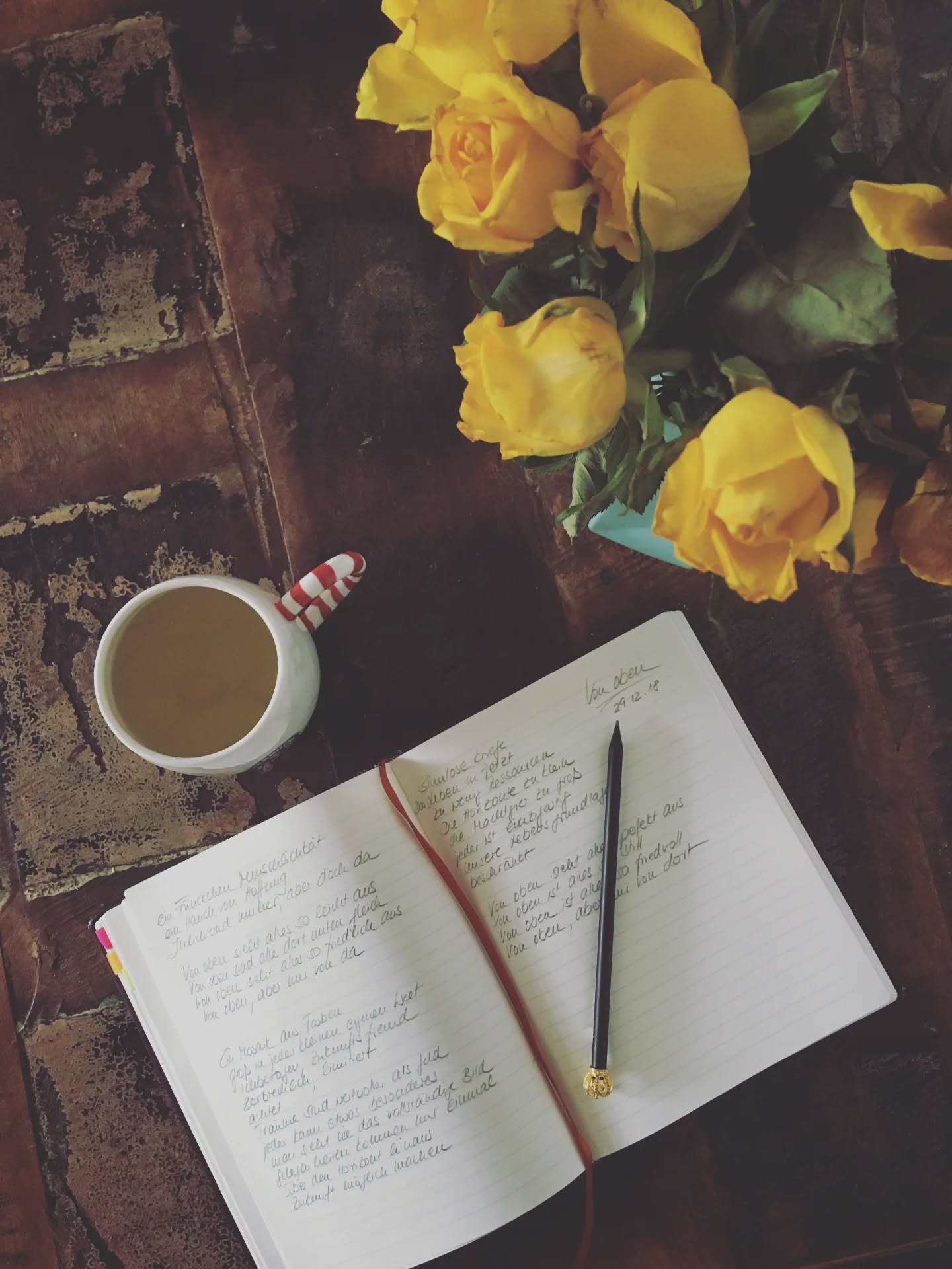 SONGWRITING
Diese Woche steht ganz im Zeichen des Songwritings.
Meine Singers, die an meinem großen WE-SING-SONGPROJEKT mitmachen, haben die Aufgabe bekommen, bis zu den Osterferien ihre Songzeilen fertig zu schreiben.
Das wird die Challenge für diese Woche.
Und auch der weiterer Fahrplan steht:
In den Osterferien werde ich im Tonstudio bei @alexanderschucker.roa die Pilotspuren einsingen und am Tag darauf einen ganzen Nachmittag lang Demo Recordings mit meinen Coachees machen.
Damit sie perfekt vorbereitet sind für das grosse Recording am Samstag, 18.04.26
Ich freu mich schon mega darauf.
Das wird für uns alle ein sehr grosses Ereignis.
Und mit grossen Schritten geht es immer weiter darauf zu.
Freut euch mit uns und begleitet uns gerne dabei.
#songwriting #songtexte #singerstraining #vocalrecording #songprojekt