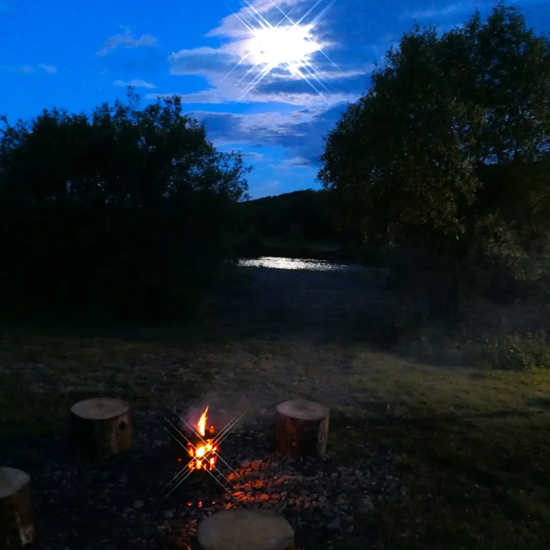 Our guests have been enjoying the moonlight reflection on the river water, from the cosy fireside 🌙🔥 #heartoftheglen #glampingscotland #shepherdshut