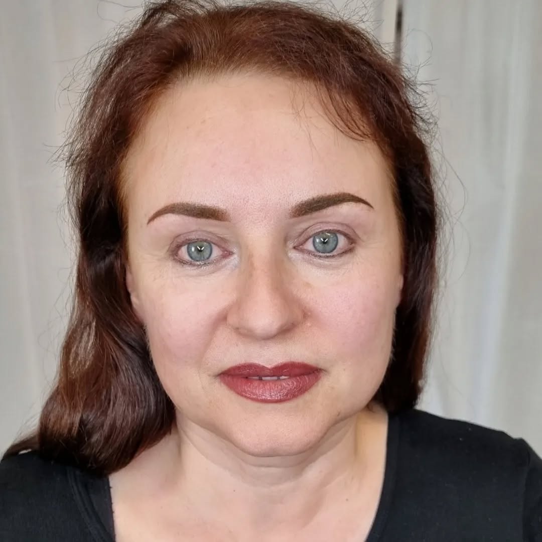 Ombré Powder Brows & Lipblush 💋
Swipe for before and afters ☝🏼
Really excited to see these healed 😍 client wanted brows a really deep/dark colour, which I had my resistance to with her fair skin tone BUT I think she pulls them off beautifully with her amazing bone structure and of course these will be 30% or so lighter and softer when they heal. Lipblush made with cool brown tones 🤎
Made @tattoo.by.karo
.
.
.
#pmupermanentmakeup #pmu #pmuartist #permanentmakeupartist #lipblush #ombrépowderbrows #powderbrows #brows #browtransformation #browsbrowsbrows #lipblushingtattoo #pmuaugenbrauen #pmulips #lippenpigmentierung