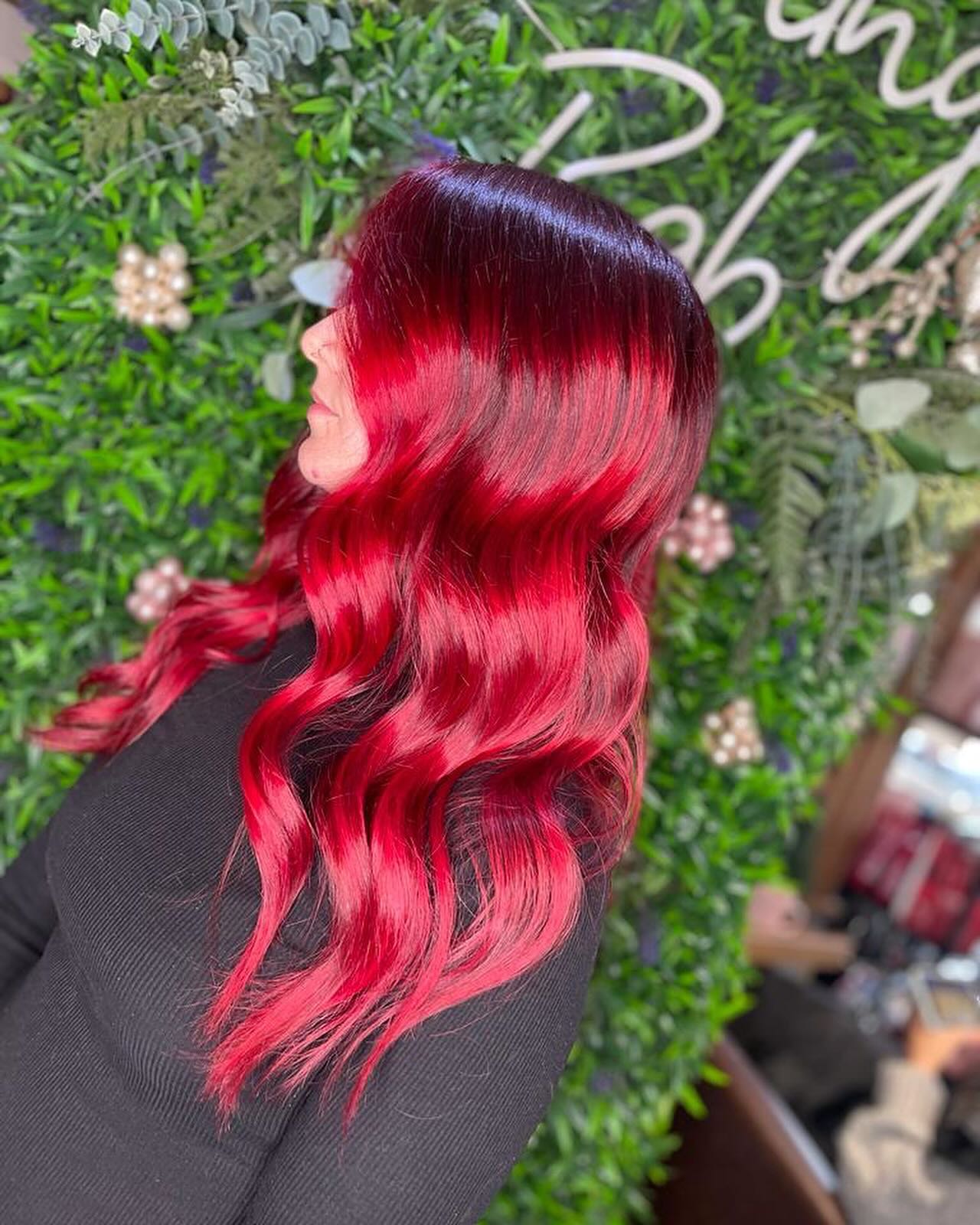 🔥🎉 Starting the new year with a bang! Bright, intense red hitting all the feels from every angle – it’s pure fire, wow, yasssssss! 💇♀️🔥🌟 #NewYearNewHair #IntenseRedMagic #stunningbab #w389 #love #happy