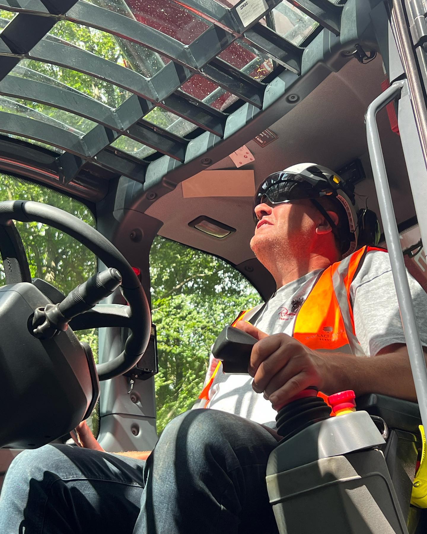 Jim at the helm of our Magni Roto, working on some roadside ash dieback
#mechanicaltreedismantlingcompany #mechanisedarb #compliance #magniroto #magnifique #forestryspecmagni #westtech #woodcrackercs750 #grapplesawtruck #grapplesawtruckcompany #ashdieback #dangeroustreeremoval #contracthire #uk