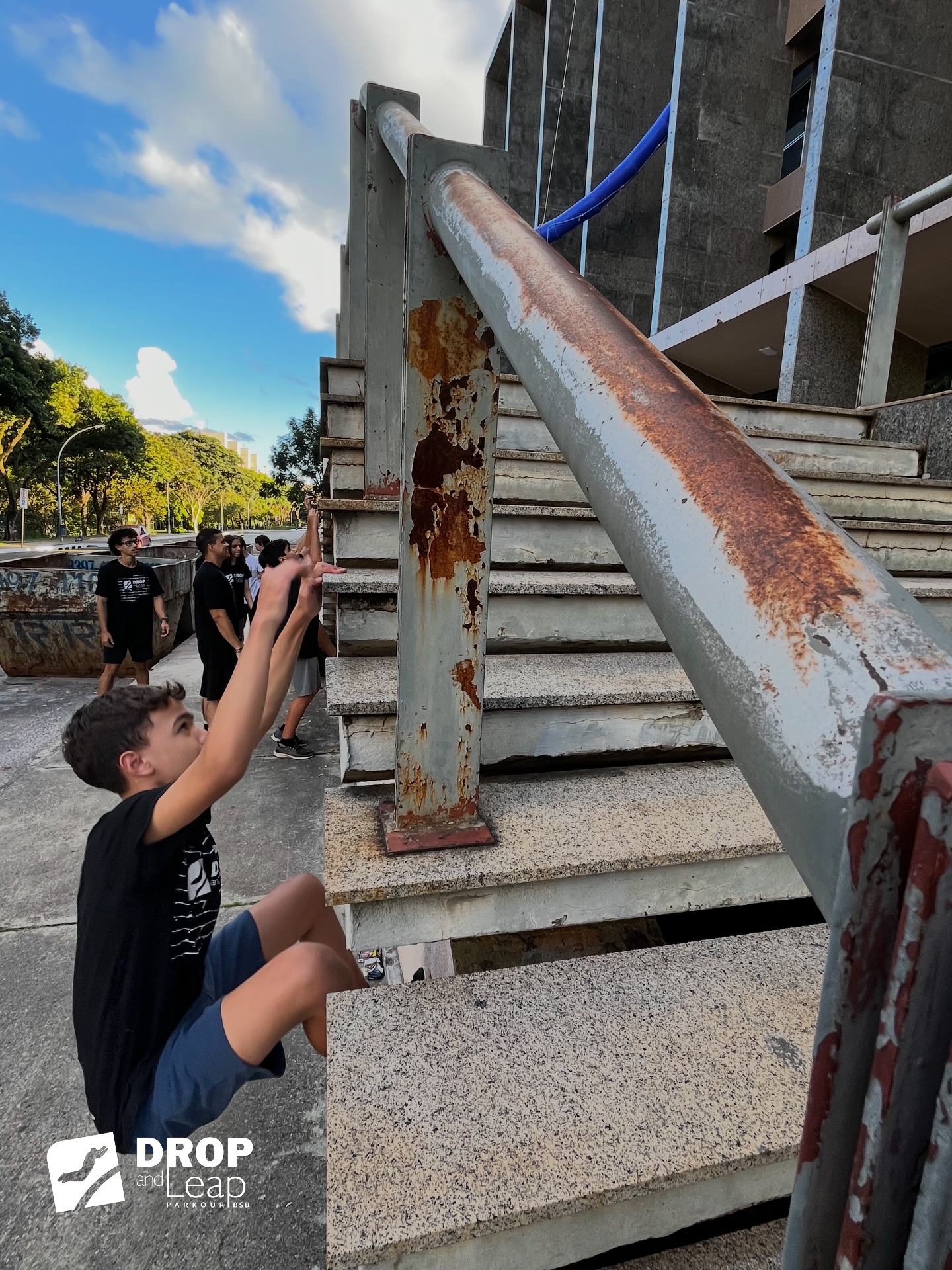 TODO MÊS, UM NOVO LUGAR.Já viu isso?
Um diferencial que poucos vivem.
A cidade se revela de formas que quase ninguém conhece.
E no centro de tudo, eles: ADOLESCENTES que exploram, sentem e se transformam a cada experiência.
Por trás, uma EQUIPE que planeja com intenção e excelência.
E ao lado de tudo isso, os PAIS, que confiam, incentivam e permitem que essa vivência única aconteça. Inclusive, agradecemos
Equipe Drop and Leap Parkour
@picollera
@miranhapkfr
@danieln_pk
@ruan.mpk
@poliizz
@instrutor_guilherme_meluh
@lanarodaguiar
@verafoga
@keziaa_batista