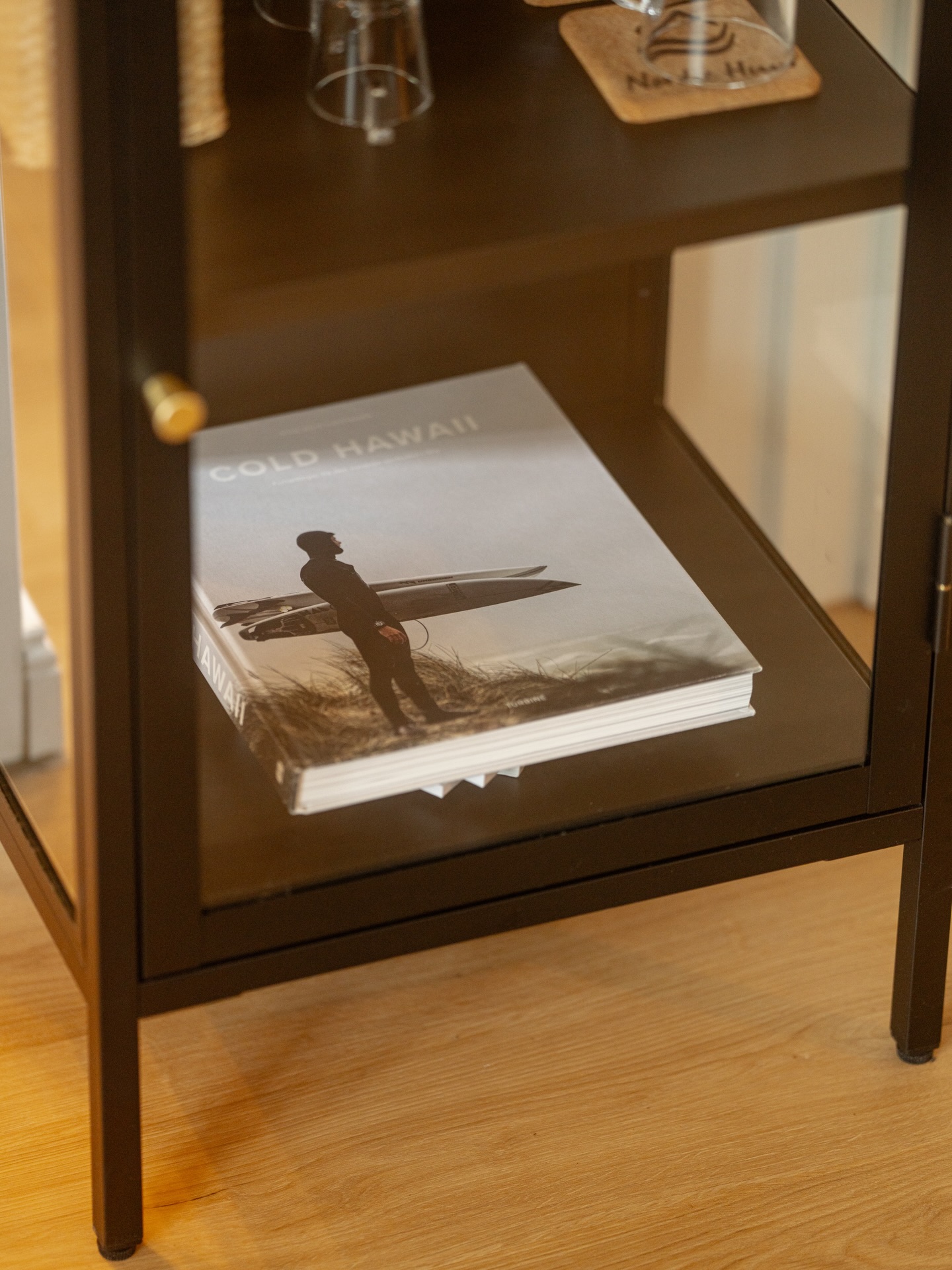 Im Nordic Huus hat jedes Zimmer seinen eigenen Charakter – und ja, auch einen Namen 😄
Und weil wir finden, dass ein Aufenthalt mehr sein darf als nur „übernachten“, gibt’s in fast jedem Zimmer passende Bücher dazu 📚
Mal inspirierend, mal nordisch, mal einfach schön zum Durchblättern.
Auch unsere Lounge ist so ein kleiner Lieblingsort geworden:
Bücher aus der Region, Geschichten, die uns geprägt haben – und genau das, was zu unserem Motto passt:
Mach mal sutsche.
Also kein Stress, kein Müssen – einfach Zeit nehmen, stöbern, hängen bleiben 🤍
Habt ihr Buchtipps? 📖
MACH MAL SUTSCHE
SICH ZEIT NEHMEN
INSPIRATION