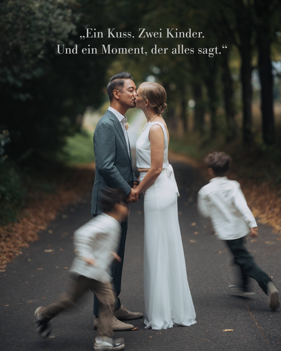 Wenn Kollegen mich für ihren eigenen Hochzeitstag buchen, ist das für mich mehr als nur ein Auftrag, es ist Vertrauen. und eine große Ehre.
Mike selbst bringt als Hochzeitssänger so viele Paare mit seiner Stimme zum Fühlen… und an diesem Tag durfte ich seine eigenen Herzensmomente festhalten.
Mit seiner Frau Katrin.
Mit ihren zwei Kindern.
Mit all der Nähe, dem Lachen und dieser wunderbaren, echten Lebendigkeit.
Während sie sich küssen, rauscht das Leben einfach weiter, genau so, wie es ist. Unperfekt, wild und voller Liebe.
Gemeinsam mit meiner Kollegin Anna durfte ich diese besonderen Momente begleiten von der emotionalen Trauung in der Gelben Villa in Hürth bis zur ausgelassenen Feier im Beachclub.
Und genau dafür liebe ich meinen Job:
Nicht für die perfekten Bilder, sondern für die echten Geschichten dahinter.
Danke für euer Vertrauen.
#hochzeitsfotografköln #hochzeitsreportage #echtemomente #hochzeitsfotografie #authentisch #heirateninhürth