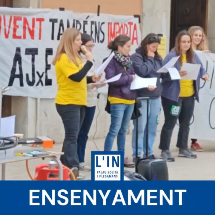 MOBILITZACIONS. L'Assemblea per l'Educació de Palau-solità i Plegamans ha organitzat avui una concentració a la plaça de la vila per culminar la jornada de vaga convocada per aquest dijous 19 de març. Des de les 16.30 s'han trobat a la plaça de la Vila educadors, alumnes, familiars i simpatitzants de les mobilitzacions fins a aplegar prop de 200 persones.
Inicialment, s'havia previst una cercavila per lluir les pancartes que els mateixos assistents han tingut ocasió de fer durant la concentració, però finalment s'ha decidit mantenir la concentració a la plaça i fer la lectura del manifest allà mateix. Un grup de professores de l’Assemblea per l’Educació de Palau-solità i Plegamans ha llegit un text on s'ha recordat l'origen de la precarietat actual del sector i s'ha denunciat la falta d'inversió, la pèrdua de poder adquisitiu del professorat, les ràtios excessius els claustres fluctuants i els projectes educatius sense continuïtat. El manifest ha reivindicat la força de la mobilització, que en el cas de PsiP ha qualificat de molt exitosa.
Dos nois, pertanyents a la plataforma Joves per l'Educació de PsiP, han llegit també el seu propi text, donant suport a les demandes del professorat i en solidaritat amb la seva lluita.
La concentració s'ha tancat amb una xocolatada i demanant els assistents a mantenir viva la lluita i assistir a les concentracions previstes per a demà a Barcelona.
#palausolitaiplegamans #Psip @escolapalau @escolacancladellas @folchitorres @insramoncasas