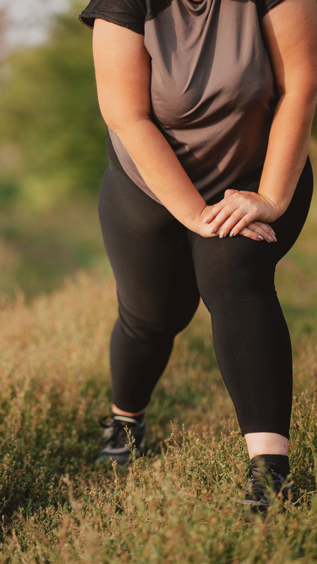 ❓ Weniger Bewegung – aber Übergewicht?
Viele übergewichtige Patient*innen wollen sich mehr bewegen, können es aber wegen Schmerzen nicht.
Genau hier beginnt der Teufelskreis.
👉 Der Weg führt oft interdisziplinär: z. B. zum Internisten mit Fokus auf Gewichtsreduktion.
Denn Übergewicht betrifft nicht nur Gelenke, sondern erhöht auch das Risiko für Herzinfarkt, Diabetes & Schlaganfall.
Die gute Nachricht: Es gibt wissenschaftlich gut erforschte Methoden, die helfen können – sicher & individuell.
#Übergewicht #Gelenkschmerz #Interdisziplinär #Prävention #Gesundheit #Orthopädie
