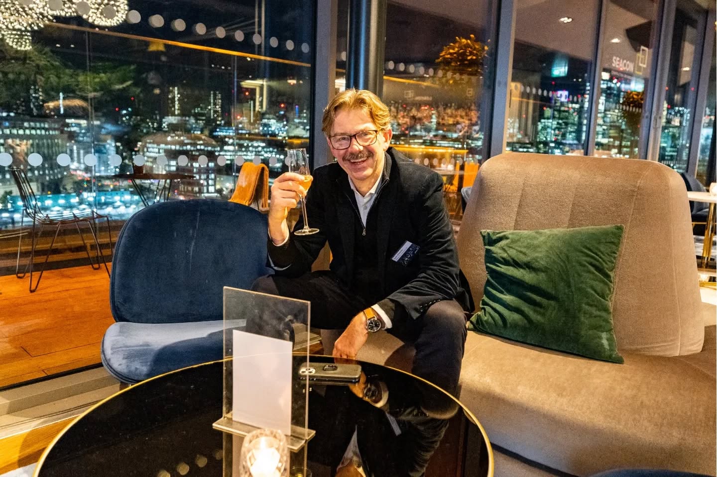 Thanks to the Sea Containers London for inviting Gary to their Christmas party! 🎉
Photo credits to @blackedgeproductions
#seacontainershouse #londonarchitects #christmasparty #networking #stanesbyarchitecture #seacon