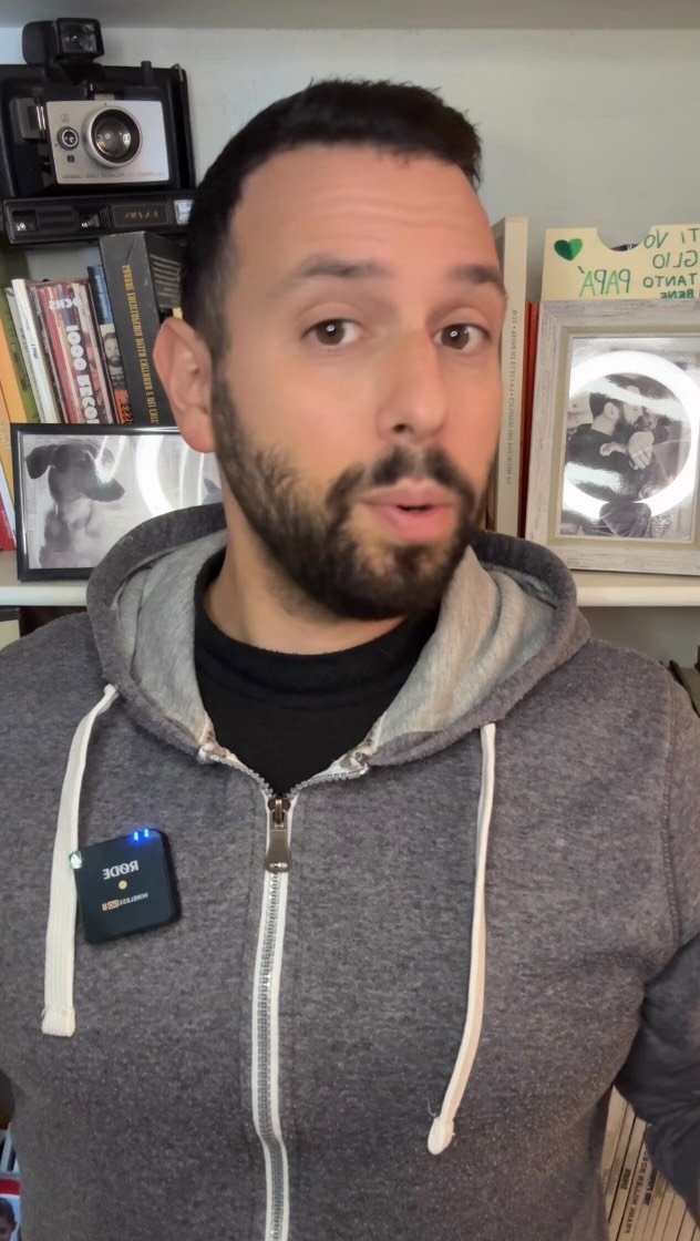 Non tutti i comportamenti sono problemi da spegnere.
A volte sono messaggi che nessuno sta ascoltando.
Ci focalizziamo su ciò che si vede,
ma ignoriamo tutto ciò che lo ha generato.
Un cane non è un sistema da correggere,
è un individuo che cerca di adattarsi a ciò che lo circonda.
Quando inizi a cambiare prospettiva,
succede qualcosa di potente:
non devi più “controllare”… inizi a comprendere.
E da lì, cambia tutto.
#cinofilia #educazionecinofila #cani #relazioneuomocane #benessereanimale