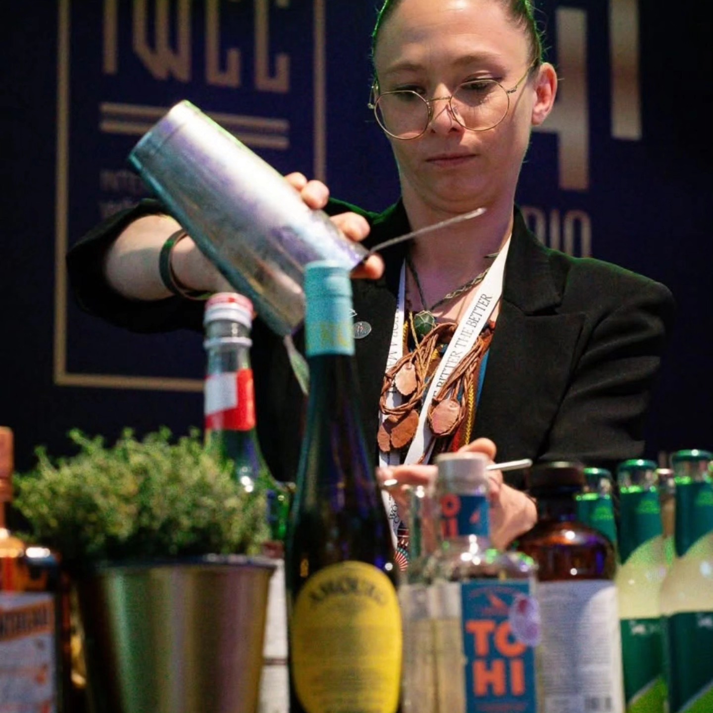 🏆 Marion Moutte triomphe au IWCC 2025 !
Sur les rives du Wörthersee, la Française a décroché la 1ʳᵉ place dans la prestigieuse catégorie “Groupe Don Julio”.
Son cocktail ? Une œuvre d’art, alliant audace, émotion et durabilité. 🌿🍸
Un grand moment pour la mixologie – et pour toutes les femmes qui en redessinent les codes.
🏆 Marion Moutte gewinnt beim IWCC 2025!
Am Wörthersee holte sich die Französin den 1. Platz in der Kategorie „Groupe Don Julio“.
Ihr Cocktail? Kunstvoll, nachhaltig & voller Emotion. 🌿🍸
Ein großer Moment für die Barkultur – und für alle Frauen, die sie neu definieren.
🏆 Marion Moutte wins big at IWCC 2025!
On the shores of Lake Wörthersee, the French bartender took 1st place in the “Groupe Don Julio” category.
Her cocktail? Bold, emotional, and sustainably crafted. 🌿🍸
A shining moment for mixology – and for all the women redefining its future.
#IWCC2025 #MarionMoutte #CocktailArt #Mixologie #WomenInBartending