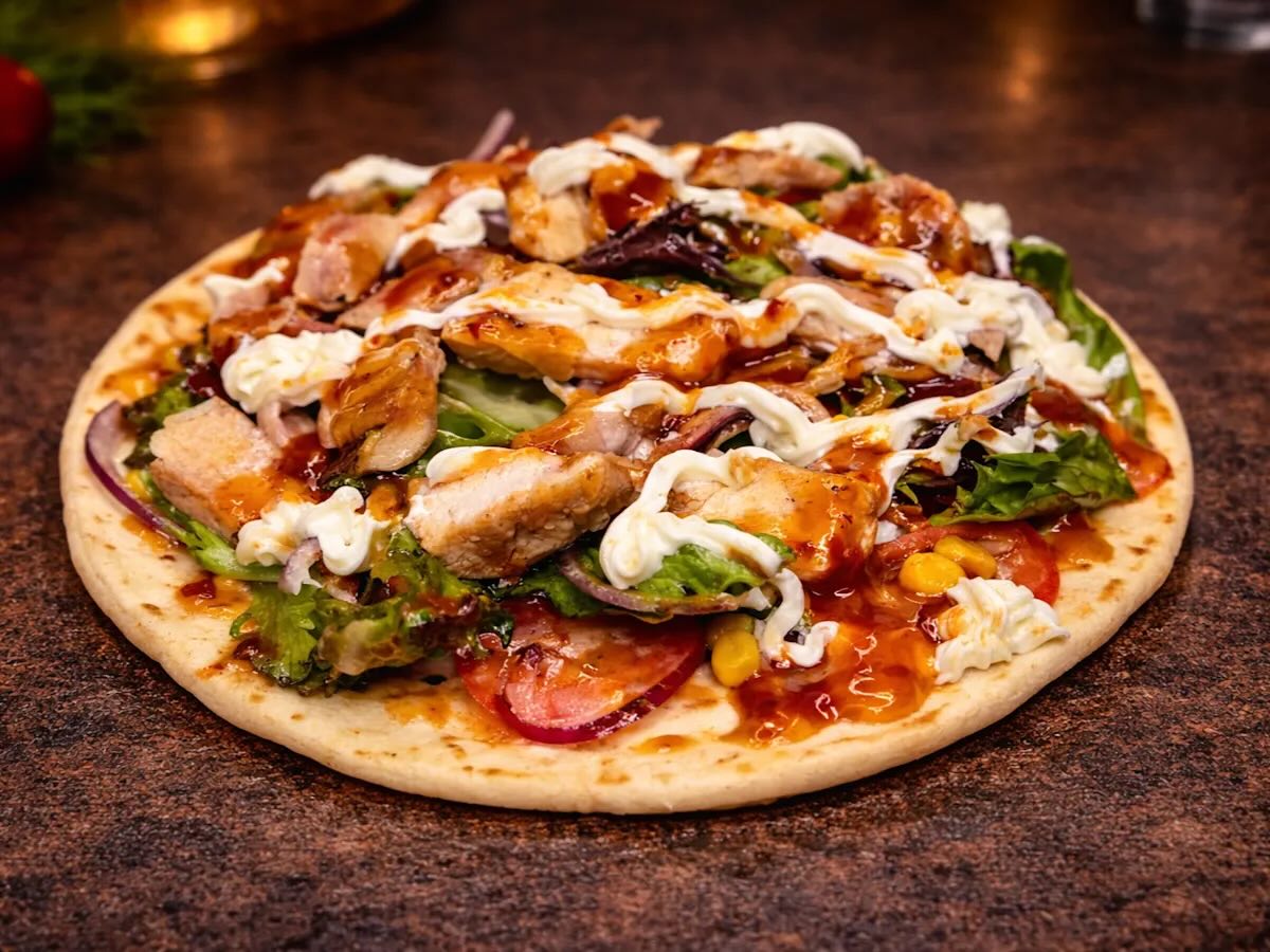 Loaded Chicken Flatbread
£7.50
Topped with grilled chicken, fresh mixed lettuce, sliced tomatoes, red onions, sweetcorn, creamy mayo and finished with a drizzle of smoky BBQ and chilli sauce.