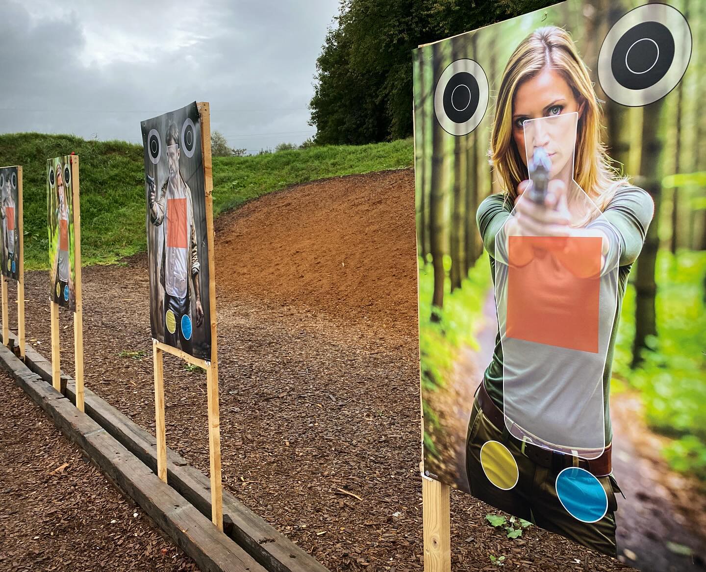 Bringe das Schiesstraining auf das nächste Level! 🥇
Mit Real-Zielscheiben trainierst Du so realistisch wie nie zuvor. Unsere Zielscheiben bieten individuelle Trefferzonen, die perfekt auf Deine Anforderungen zugeschnitten sind. Ob für taktisches Training oder zur Verbesserung der Treffsicherheit; die Zielscheiben simulieren reale Szenarien und Herausforderungen.🚨
📄 Hochwertiger Druck auf widerstandsfähigem Papier: Langlebig und robust, perfekt für Indoor- und Outdoor-Einsatz. 🙌🏼
#zielscheiben #schießsport #präzisionsschießen
#schießübung #treffsicherheit #schießscheiben
#schießbedarf #target #targetshop #shooting #schiessstand #schiesstraining #schießen #taktik #training #shootingtraining #combat #schelling #polizei #real #imfeldvisions #treffsicherheit #präzision #sportschießen