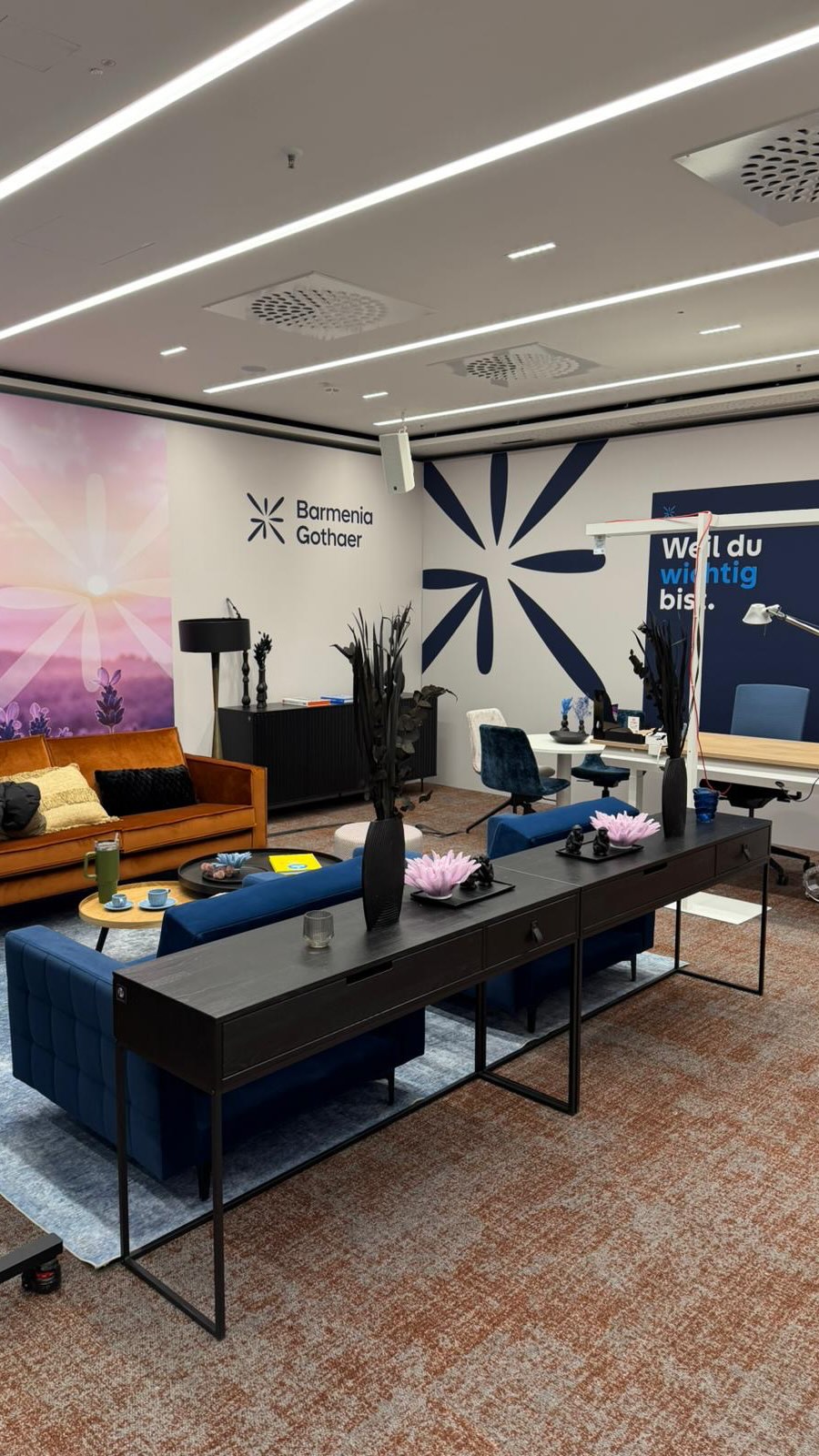 Zwischen Paletten, Kartons und Betonboden begann eine Idee.
Für BarmeniaGothaer haben wir ein zukunftsorientiertes Bürokonzept entwickelt – und es als vollständige Arbeitswelt real aufgebaut.
Erst bei uns im Lager.
Dann als fertiger Showroom.
Aus einer leeren Fläche entstand eine Umgebung für Beratung, Austausch und Fokus.
Kein Rendering.
Keine Theorie.
Sondern ein Büro, das funktioniert – und sich genauso anfühlt.
So kann die Agenturwelt von morgen aussehen.
#BarmeniaGothaer #Bürowelt
#ShowroomConcept #ModerneArbeitswelten
#NewWork #Raumplanung
#VonDerIdeeZurRealität #Innenarchitektur
#WirGestaltenRäume