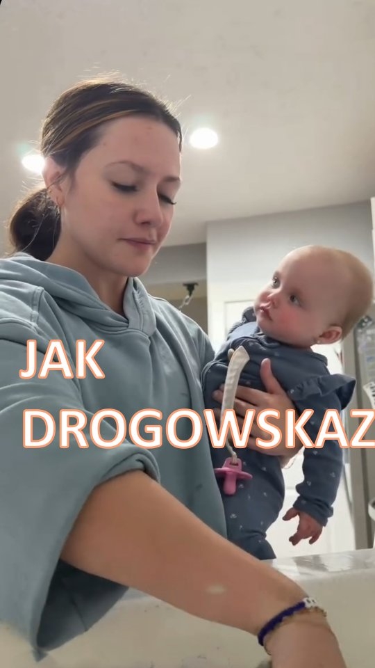 Dziecko nie poznaje świata w próżni — jego podstawowym punktem odniesienia jest opiekun. 🩷
To właśnie rodzic pełni funkcję swoistego DROGOWSKAZU, z którego dziecko odczytuje znaczenie nowych doświadczeń.
W psychologii rozwojowej mówimy tu o odwoływaniu się społecznym (social referencing). W nowych lub niepewnych sytuacjach dziecko najpierw „czyta” twarz rodzica — jego mimikę, ton głosu, napięcie ciała — aby ocenić, czy jest bezpiecznie (Joseph Campos; Sorce).
Spokojna, dostępna emocjonalnie obecność dorosłego wspiera poczucie bezpieczeństwa i umożliwia stopniowe OSWAJANIE NOWOŚCI. To właśnie w takiej relacyjnej „bazie bezpieczeństwa” dziecko uczy się, że świat – nawet jeśli początkowy wydaje się nieznany – może być miejscem bezpiecznym i przewidywalnym. To fundament rozwoju regulacji emocjonalnej.
Bliskość nie jest „nawykiem”, który należy wygasić — to biologiczna strategia regulacyjna. Układ nerwowy małego dziecka potrzebuje WSPÓŁREGULACJI, czyli wsparcia ze strony dorosłego (Edward Tronick; Allan Schore). Dlatego nowe sytuacje — jak zasypianie w łóżeczku — mogą budzić napięcie. Oczekiwanie bliskości nie jest „trudnym zachowaniem”, lecz REAKCJĄ ADAPTACYJNĄ.
Z tej perspektywy nie rekomenduję metod opartych na izolacji, takich jak metoda Ferbera, metoda kontrolowanych powrotów czy metoda fali. Pozostawienie dziecka bez dostępnej regulacji może utrudniać proces adaptacji zamiast go wspierać. Dziecko uczy się snu najefektywniej wtedy, gdy czuje się BEZPIECZNIE. 😍
✅ Jeśli chcesz podejść do snu swojego dziecka w sposób oparty na rzetelnej wiedzy o rozwoju i regulacji układu nerwowego – z poszanowaniem potrzeb relacyjnych, skorzystaj z mojego Programu WYSPANA MAMA, w którym pokazuję jak krok po kroku budować zdrowe nawyki wokół snu. Tak, aby sen przestał być źródłem napięcia, a stał się przewidywalnym, bezpiecznym elementem Waszego dnia.
✨ Tylko do 27 marca Program WYSPANA MAMA możesz kupić z rabatem aż 39 zł ✨
Wpisz kod zniżkowy DROGOWSKAZ. Link do Programu w BIO!
#sendziecka #bliskość #relacja