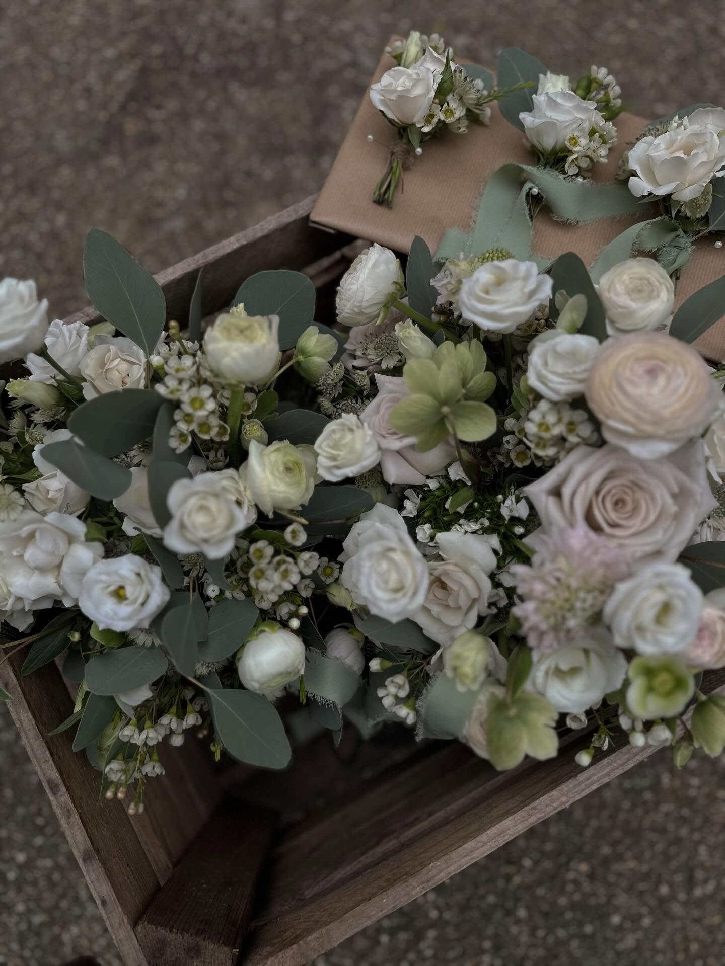 First wedding of 2026 and what a great way to start the wedding season 🤍
#peakdistrictwedding #derbyshirewedding #eastmidlandswedding #florist #weddingflowers