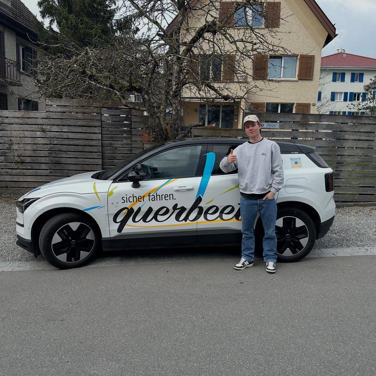 Super @jeron_raimann 🤩🚗🏁🥳
Heute hast du gerockt 🤘🏼und dein Leistung wie erwartet abgerufen. Toll 👏🏼💪🏼
Nun darfst du alleine Autofahren und dabei wünsche ich dir viel Spass und mögen viele deiner Träume dadurch in Erfüllung gehen. 🏁🍀🎉
Besten Dank und allzeit gute Fahrt. 🙌🏼🙋🏻♂️
#fahrschulecham #strassenverkehrsamtzug #prüfung #erfolgreich