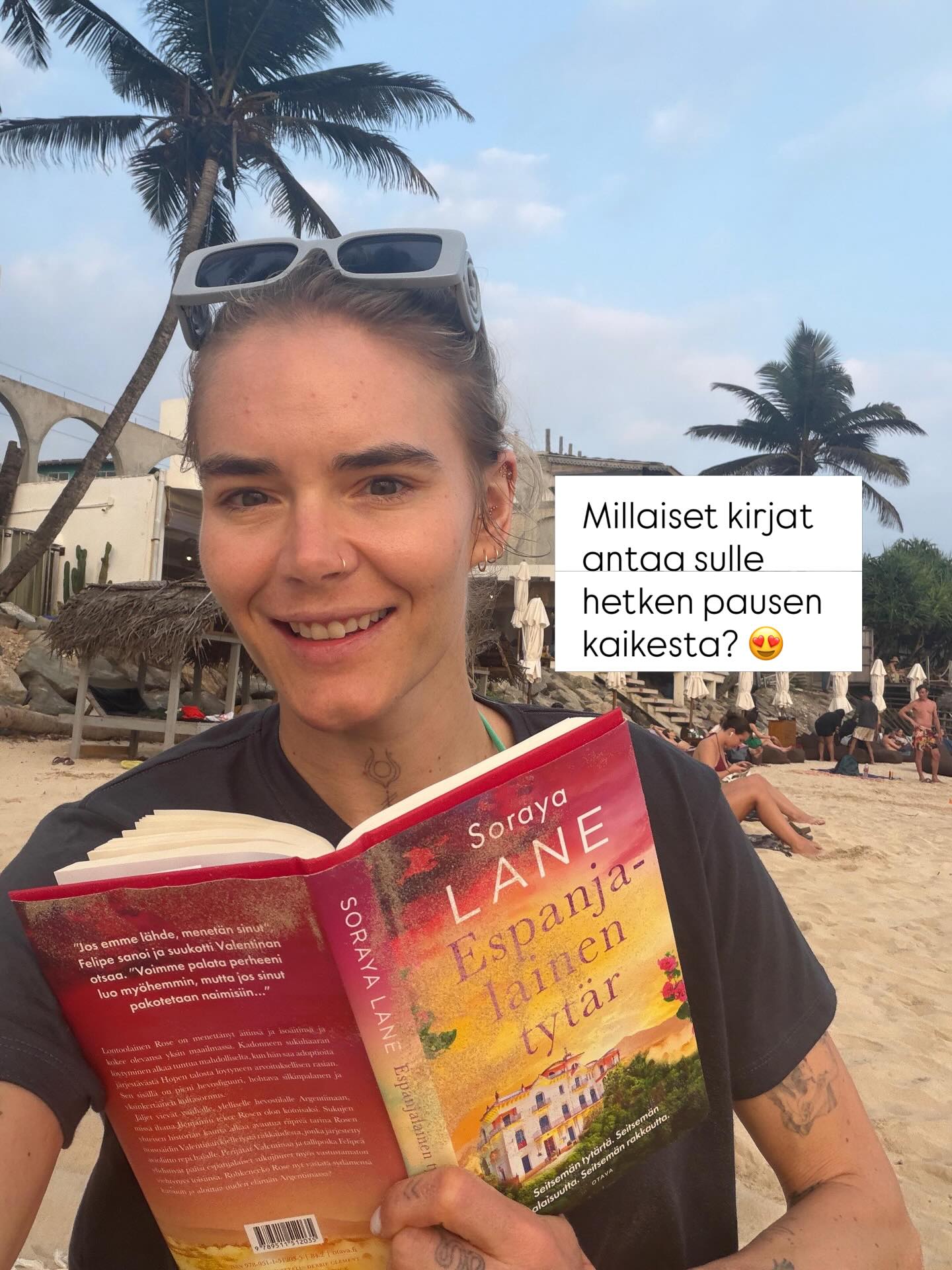 Mainos @otavankirjat // Millaiset kirjat antaa sulle hetken pausen kaikesta? 😍 Minulle ”pause” -kirjoja edustaa kirjat, jotka antaa mielelle mahdollisuuden matkata kauas lämpimään 🏖️ tai johonkin seikkailuun. 🏰 Ne sisältää helpotta, iloa, mahdollisuus katsoa maailmaa jonkun toisen nahoista. 🧡
Soraya Lanen Kadonneet tyttäret -kirjasarja on minulle ”pause” -kirjallisuuden ruumiillistuma. 🙏 Olen lukenut ahmien kaikki kirjasarjan jo julkaistut kirjat. Ne toimii niin kotona kuin matkoilla. Aina. Kun sain hänen uusimman kirjasarjan tulokkaan, Espanjalainen tytär, olin niin iloinen - sillä sain sen juuri ennen Sri Lankan 🌴 matkaa. Tiesin, et mulla on ainakin yksi täydellinen lomakirja jo matkalaukussa.
Espanjalainen tytär -romaani oli koskettava. 🥹 Vaikka ollaan mulle niin sanotussa ”hömppäkirja” kategoriassa, se osui. Soraya Lanen on mielestäni erityinen kyky luoda tarina, joka peilaa sinulle omaa elämääsi. Kysyy, uskallatko elää sitä elämää mistä haaveilet yksin ollessasi. 💫 Ja samalla hän näyttää, ettei se muillekaan ole helppoa. Miten lohdullista sekin. ❤️
Jätin Soraya Lanen Espanjalaisen tytär -romaanin Sri Lankalla 🌴 enimmäkseen asuvalle ystävälleni Annamarille lahjana. Tiedän, että se antaa hänellekin jotain erityistä, jotain mikä koskettaa häntä nyt. 🙏
Joten VAHVA lukusuositus 💖 - Soryay Lanen Kadonneet tyttäret -kirjasarjalle @otavankirjat . Voit aloittaa mistä sarjan kirjasta vain, juuri julkaistu Espanjalainen tytär -romaani on siihen erinomainen ja mukavan nopealukuinen. Eikö mielen matka Lontoosta Argentiinan auringon alle kuulostaisi aika ihanalle? ☀️