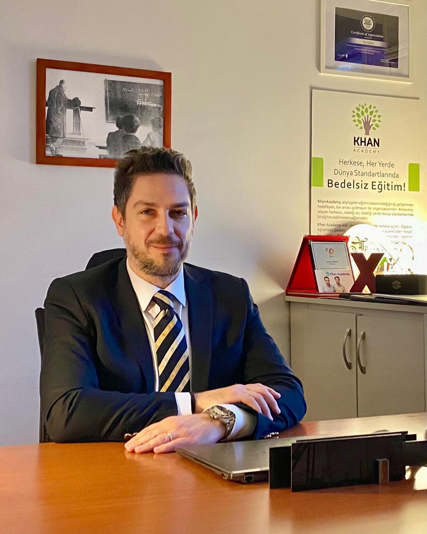 Bugün STFA ’daki 10. yılımın ilk günüydü. 84. yılını kutlamaya hazırlanan bir kurumun 30 yıldır faaliyet gösteren eğitim vakfının genel müdürlüğünü üstlenmekten ve bu upuzun hikayenin küçücük de olsa bir parçası olmaktan neden gurur duyduğumu sizlerle de paylaşmak istedim.
40 yaş altı belki bilmez STFA’yı, çünkü kendini anlatmayı sevmez; mütevazidir. İşimiz konuşur, başka söze gerek yok diyen eski kurumlardandır. Neyse ki bizim kuşak ucundan yetişmiş STFA’yı tanımaya, belki de 1980’li yıllarda yaptıkları 2. Boğaz Köprüsü gibi projeler sayesinde. Ama büyükler iyi tanırlar Sezai Türkeş ve Feyzi Akkaya’yı; Cumhuriyet’in erken yıllarından itibaren Türkiye’yi inşa eden mühendis ortakları.
Hikayeleri çok uzun, ama merak ederseniz 75. yılı kutlarken hazırlanan İLK isimli kitapta STFA’nın yurtdışında iş alan ilk Türk müteahhitlik firması ya da kurucularına verilen Türkiye Cumhuriyeti 1 ve 2 numaralı üstün hizmet nişanları gibi birçok ilkin hikayesi bulabilirsiniz. 1920’lerde İTÜ’de öğrenciyken tanışan iki genç mühendisin bir ömür boyu sürecek olan dostluğunun, işin heyecanından hiç kopmadan kurumsallaşmanın, mühendislik sektörüne kazandırdıkları 500’den fazla patentin, idealistliğin ve vatan sevgisinin hikayesini.
1970’lerden itibaren eğitime yatırım yapan, 1990’ların başında kurdukları vakıflar ile Türkçe eğitime hizmet eden, günümüzdeki adı TEVİTÖL olan, Türkiye’nin ilk ve bugün bile tek üstün yetenekli öğrencilere eğitim veren lisesinin de aralarında bulunduğu okullar yapan ama hiçbirini reklam malzemesi haline getirmemeye özel ihtimam gösteren; kurumsal sosyal sorumluluğu gösteriş değil, iletişim malzemesi değil, olması gerektiği gibi hayır işi olarak gören, bir elin verdiğini öbür elin görmesin yaklaşımıyla ülkesine hizmet eden bir kurumdur STFA.
Genç Türkiye Cumhuriyeti’nin altyapısını inşa etmiş, ama ülkenin geleceğinin ancak eğitim üzerinde yükseleceğini yıllar önce görmüş kurucuları. Eskiler STFA Türkiye’de mühendisliğin okuludur derler, her mühendisin yolu geçermiş 25 ülkede proje tamamlamış okuldan. Ne mutlu ki bugün de Khan Academy TR’nin aracılığıyla milyonlarca gencin yolu geçiyor bu okuldan, belki de STFA’nın adını bile duymadan…
#STFA 28.01.22