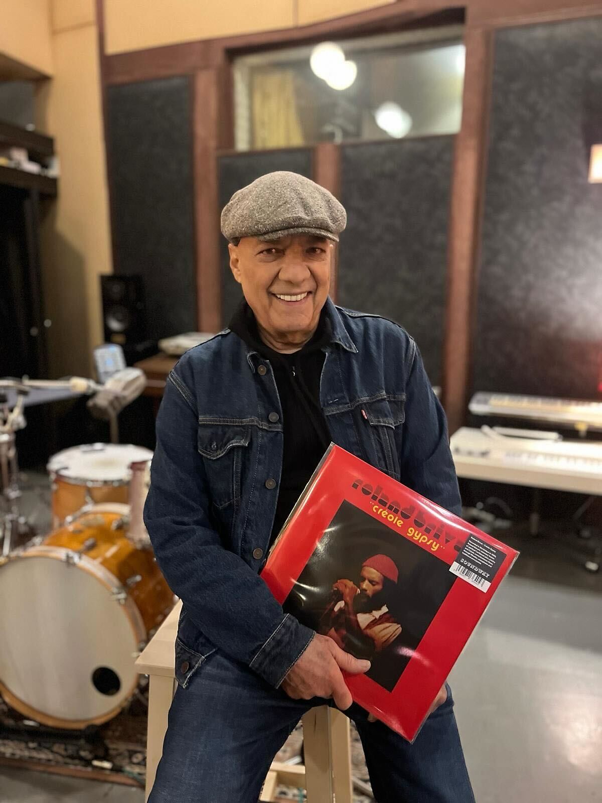 Musician, poet and painter @rolandbrivalofficiel 1980 album is a lost classic of Caribbean spiritual jazz.
Recorded with a group of Martinique’s top musicians, and combining the bèlè percussion traditions of the island with free flowing saxophone, rhodes flourishes and languorous bass, the album was rejected by Roland’s label of the time, and was ultimately self released in miniscule quantities to a small local audience.
Newly remastered, pressed in 140g record and presented in a luxury flipback sleeve
Project by @soundwayrecords
—
L’album de 1980 de @rolandbrivalofficiel , musicien, poète et peintre, est un classique méconnu du jazz spirituel des Caraïbes.
Enregistré avec un groupe de musiciens parmi les meilleurs de la Martinique, et combinant les traditions percussives du bèlè de l’île avec un saxophone fluide, des envolées de Rhodes et une basse langoureuse, l’album a été rejeté par le label de Roland à l’époque, et a finalement été autoproduit en quantités infimes pour un petit public local.
Nouvellement remasterisé, pressé sur un vinyle de 140g et présenté dans une pochette de luxe à rabat par le label @soundwayrecords