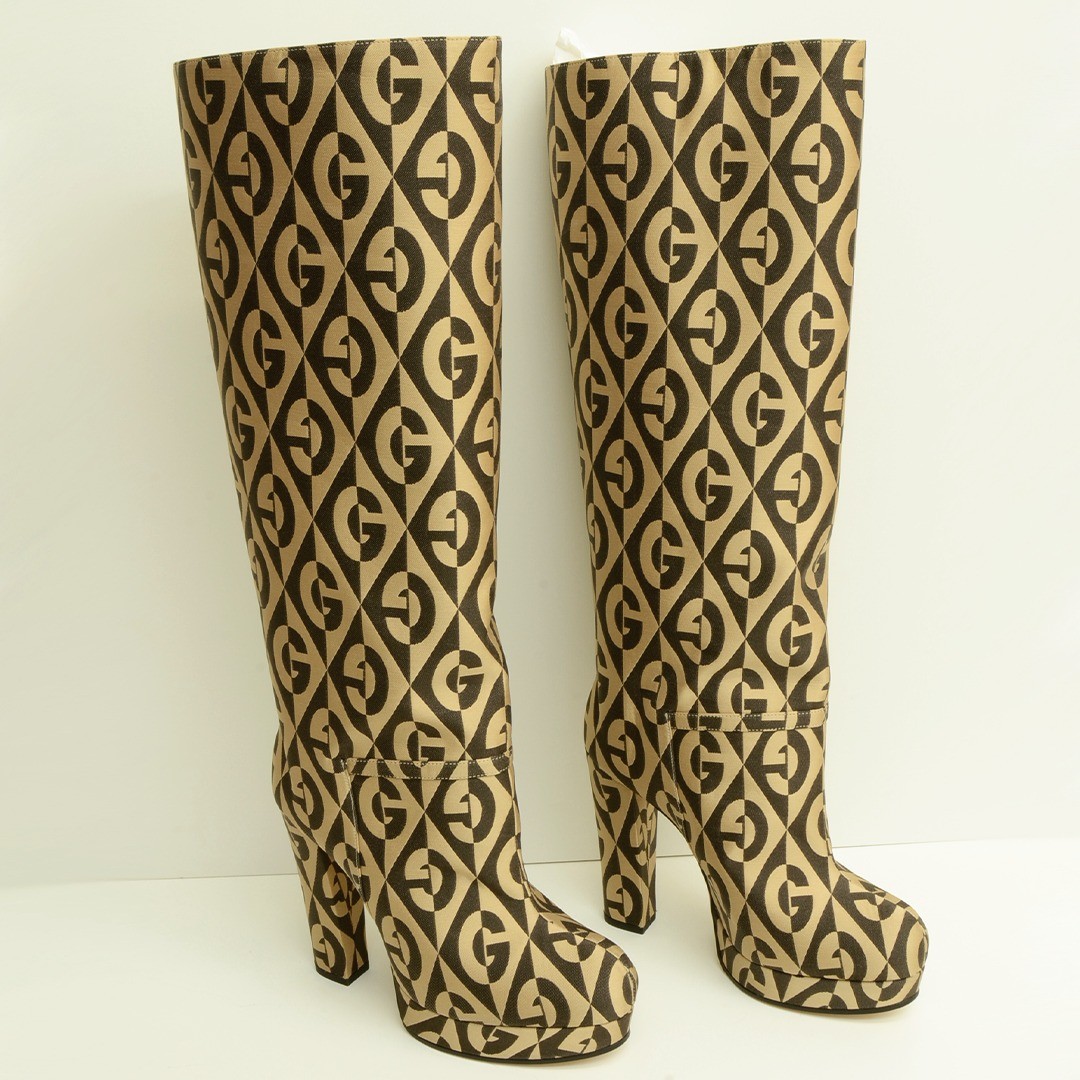 We shared a red pair of knee high and over knee boots already. Here's a 2nd beige pair (this time the knee high version) to keep with the trend.
#designer #fashion #authentic #secondhand #secondhandfashion #gucci #beige #shoes #clothing #kneehighboots #kneehigh #footwear #boots #diamond #logo