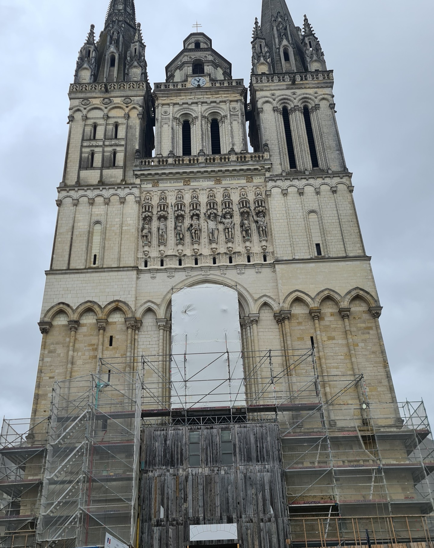 A bit of a walk around Angers looking at some of the buildings and street art.