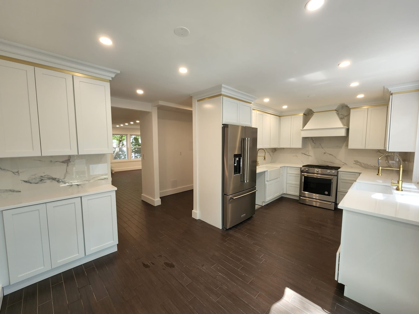 Love this mix of #classic and #modern elements
#whiteshakercabinets #whiteshakerkitchen #farmhousekitchen #modernfarmhouse #cabinetry #cabinetrydesign
@redline_buildersnj
