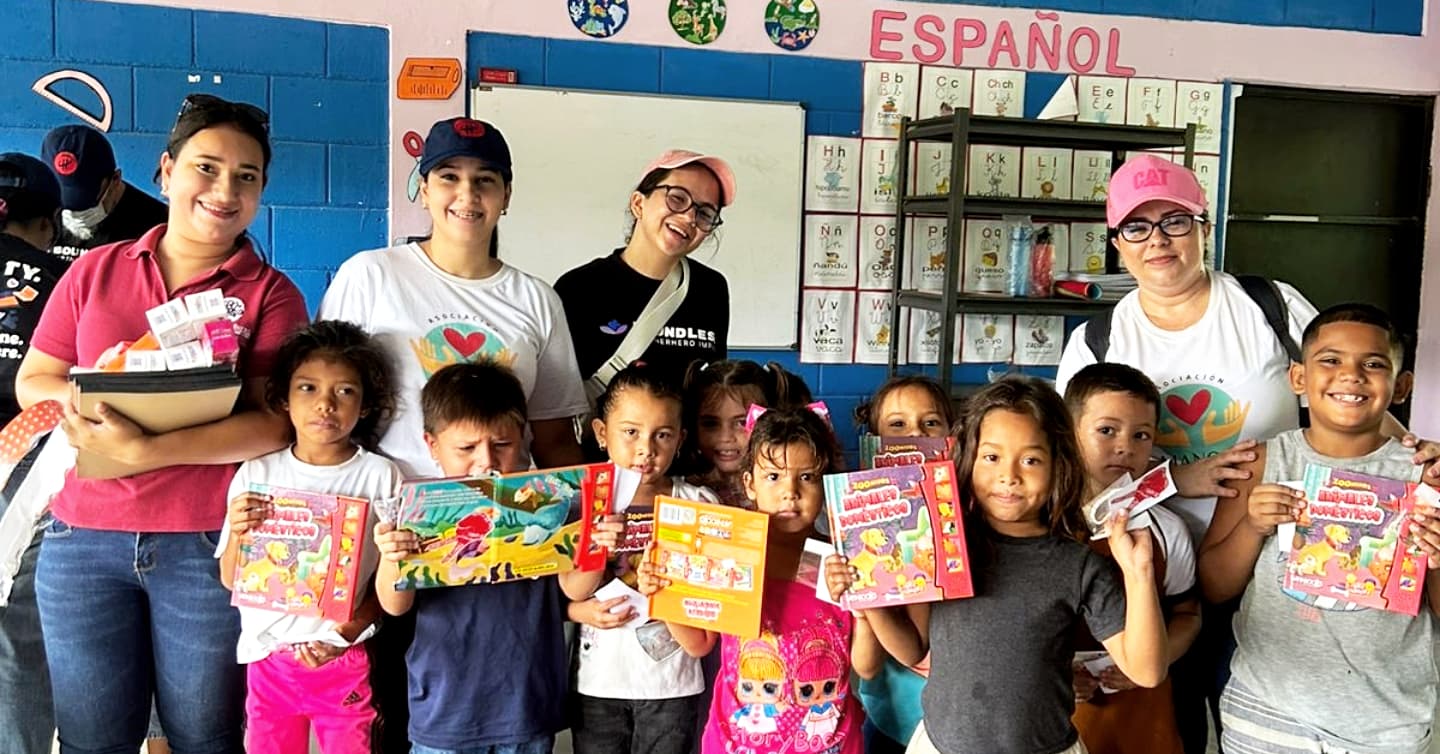 En un lugar donde muchas veces faltó todo, hoy tenemos libros, sonrisas y abrazos. 💕📚
Gracias a Partner Hero y ABC School Supply por recordarnos que una mochila llena de cuadernos también puede estar llena de esperanza. 📚🫶🏼
#SanPedroSula #SPS #Honduras #PartnerHero #trashdump #garbagedump #education #school