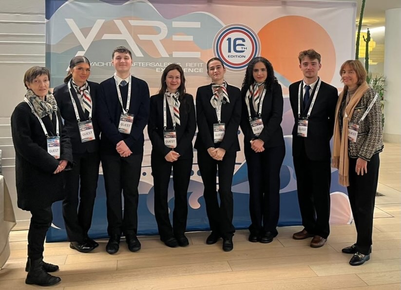 Les étudiants de la formation Yachting du lycée hôtelier Jeanne et Paul Augier de Nice ont pu participer à la 16ème édition du salon Yare (Yachting Aftersales & Refit Experience) grâce à notre partenaire Navigo dans le cadre de notre mobilité du programme Interreg Marittimo à Viareggio.
Plusieurs enjeux importants du secteur ont été abordés à travers des débats entre les professionnels de la plaisance pour les services à bord mais aussi à terre.
Des conseils précieux et avisés que nos étudiants sauront mettre en pratique lors de leurs futurs emplois.
Projet financé par Interreg Marittimo