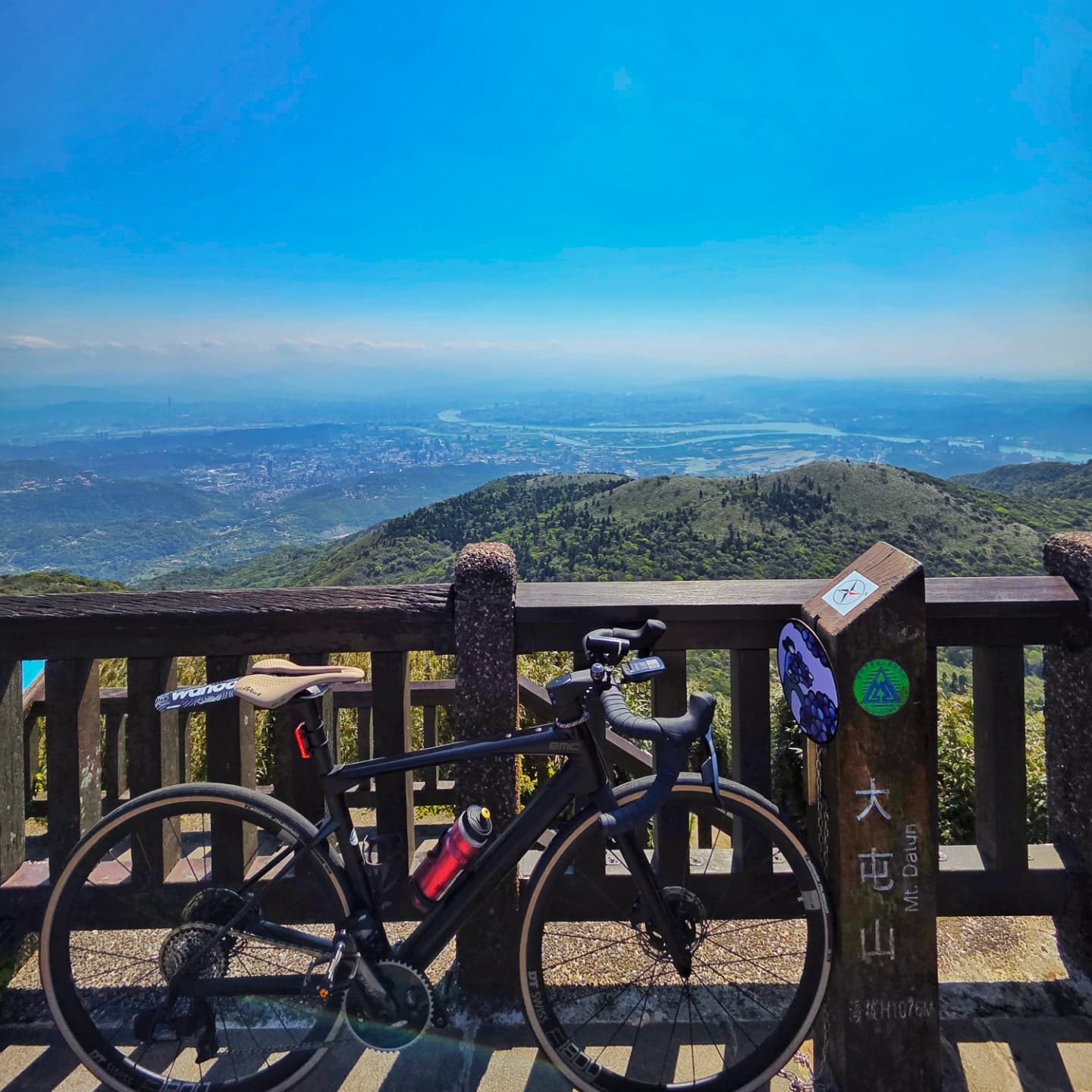 What should you do if you want to ride a bicycle in the mountains of Taipei but don’t have a good bicycle? Don't worry, we have professional carbon road bikes for rent, welcome to text to us
#BikeFunTaiwanTour
#LetsRideTaiwan
#BikeRental
#單車租賃