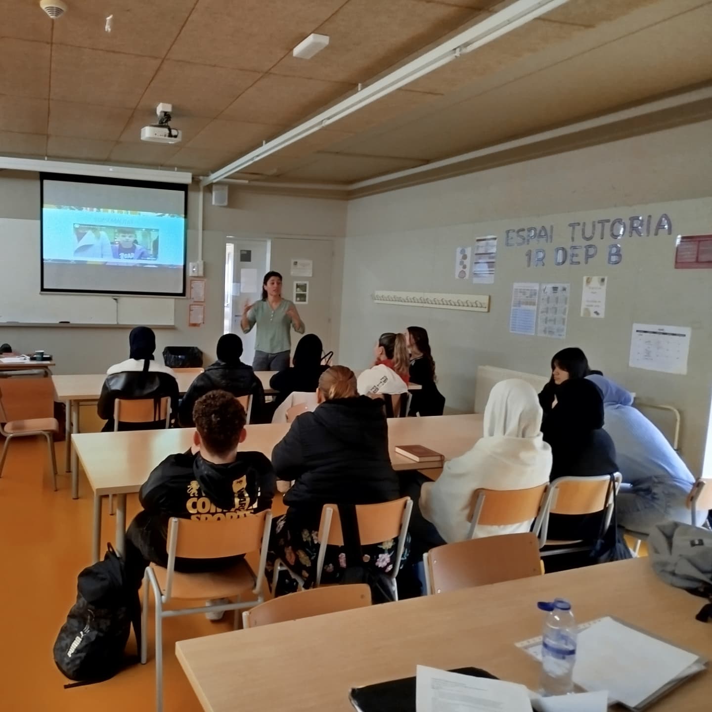 El passat dimarts vam estar a @institut_vallvera amb els estudiants de cicle de atenció a persones en situació de dependència parlant sobre l'autisme!
Va ser una gran experiència on vam poder compartir una estona de preguntes molt interessants!