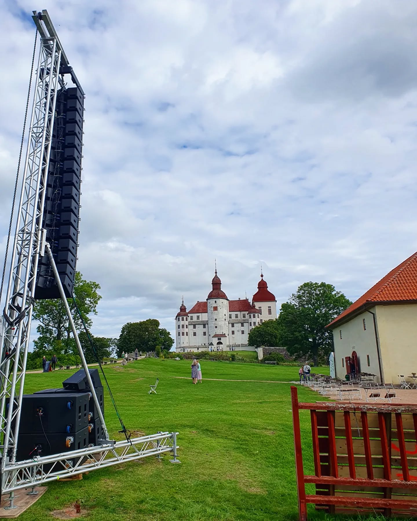 PA på plats och trimmat inför årets sessions på Läckö Slott. Idag kommer Lasse Stefanz och den 19e Benjamin Ingrosso.
32 WPS
8 SX218
2 T1230
4 DD6
9 iK42
#wssab #wavefrontprecision #rigsatgigs @martinaudio @krall_entertainment