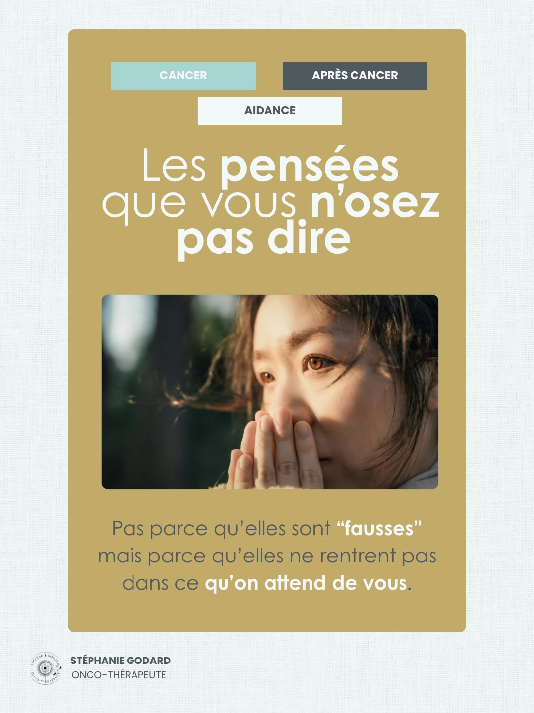 Vous avez déjà eu une de ces pensées… sans jamais oser la dire ?
💭 “Pourquoi moi ?”
💭 “Je suis fatigué d’être fort.”
💭 “Parfois, j’en veux aux autres.”
➡️Ces pensées existent. Et pourtant, elles sont rarement dites.
Pas parce qu’elles sont anormales. Mais parce qu’elles dérangent.
Lors d’un cancer, dans l’après-cancer et aussi chez les proches aidants, elles ne correspondent pas à l’image attendue :
❌celle de la personne courageuse, positive, qui “tient”.
Alors elles restent à l’intérieur. Et ce qui reste à l’intérieur… prend souvent plus de place. 🩶
Dans ce carrousel, j’ai choisi de mettre des mots sur ces pensées et surtout de vous aider à comprendre ce qu’elles traduisent réellement.
Parce que non, ce ne sont pas des “pensées négatives”.
Ce sont souvent :
✅ des réactions à un choc psychique ;
✅ des signes de fatigue émotionnelle ;
✅ des marqueurs d’un bouleversement identitaire ;
✅ ou encore des tentatives pour faire face à ce qui dépasse.
🧰 Je vous propose aussi un outil simple et concret à faire chez vous : un exercice pour déplier ces pensées et passer de “subir ce qui tourne dans la tête” à comprendre ce que cela dit de vous, ici et maintenant.
👉🏻 L’outil est à découvrir dans le carrousel.
Penser certaines choses pendant la maladie, après les traitements ou quand on accompagne un proche, ne fait pas de vous une mauvaise personne.
Cela mérite d’être entendu. Et parfois, simplement compris autrement.
💬 Est-ce qu’une de ces pensées vous parle ?
#cancer #aprescancer #pensées #prochesaidants #cancermetastatique