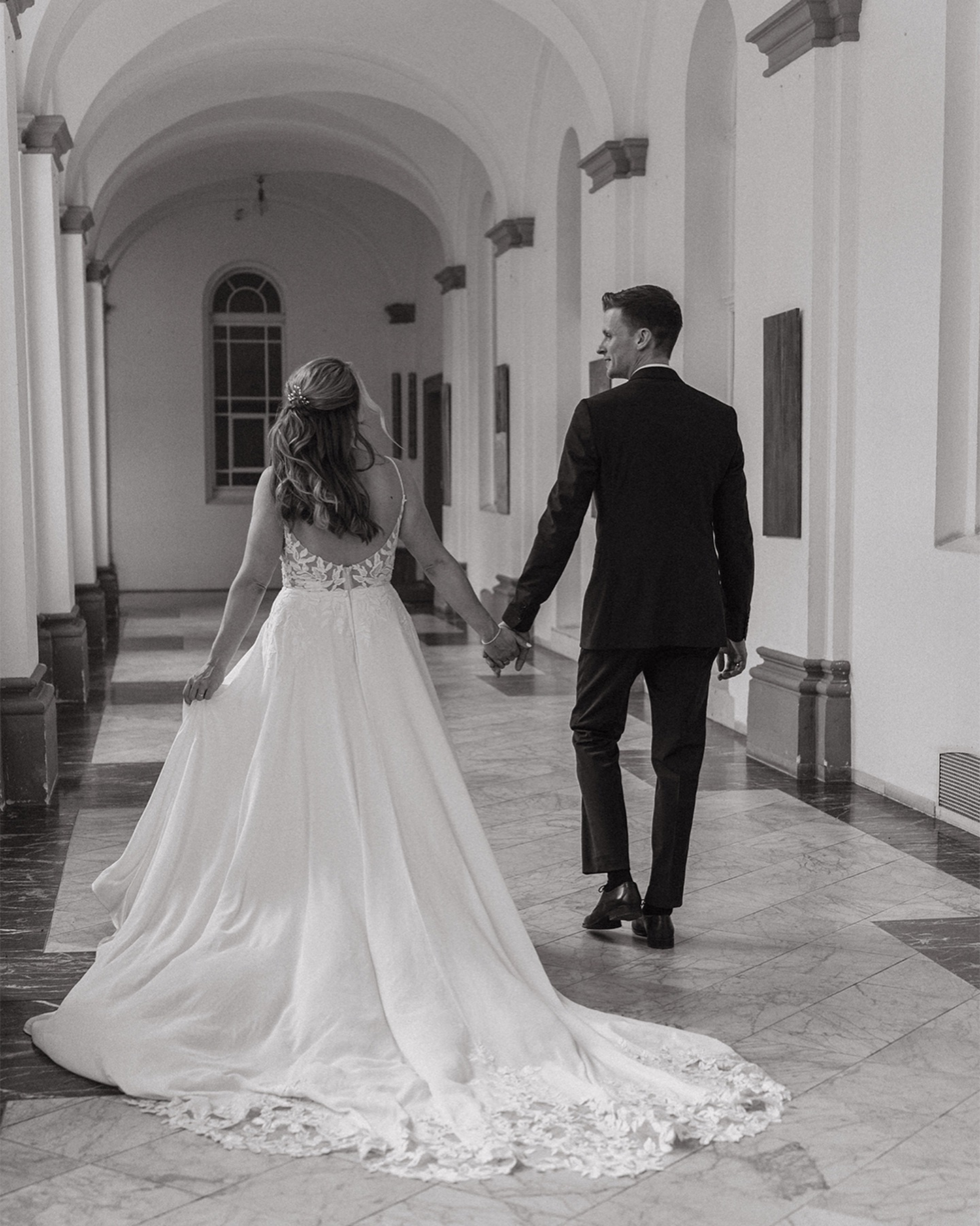 Eine wundervolle Hochzeit im @kulturhofknechtsteden 🤍
Hier habe ich selbst erst vor kurzem geheiratet - daher war diese Hochzeit, die nur einen Monat nach meiner eigenen Hochzeit stattgefunden hat, etwas ganz besonderes für mich ✨
Danke @meliiina.92 und @flex_1403 für euer Vertrauen 🤍 es war mir eine große Freude, euch an eurem großen Tag begleiten zu dürfen 🎞️
Kleid: @moments.brautmoden
Styling: @jm_brautstyling
Brautstrauß: blumennowak
Torte: @cafeschierhorn
#hochzeitsfotografie #weddingvibes #kulturhofknechtsteden #hochzeitnrw #realwedding