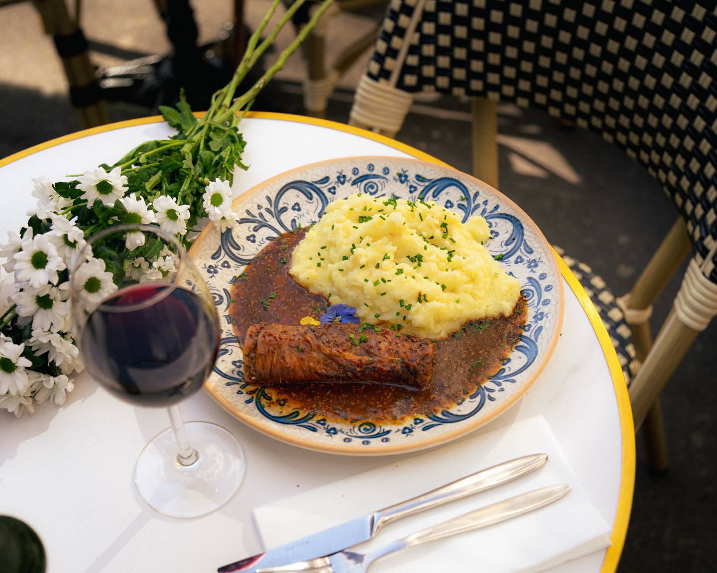 Andouillette AAAAA /purée au déjeuner ☀️🌼 à retrouver à la carte du jour !
#paris #onmytable #terrasse #restaurantsparis #bonneadresseparis